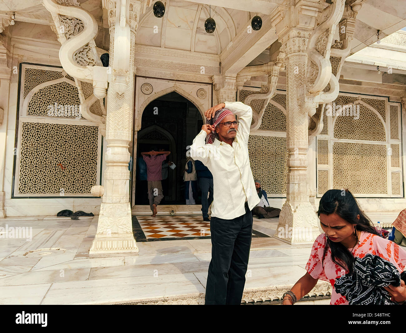 Turisti indiani al santuario Sufi e alla moschea islamica di Fatehpur Sikri in India - Immagine stock catturata con smartphone