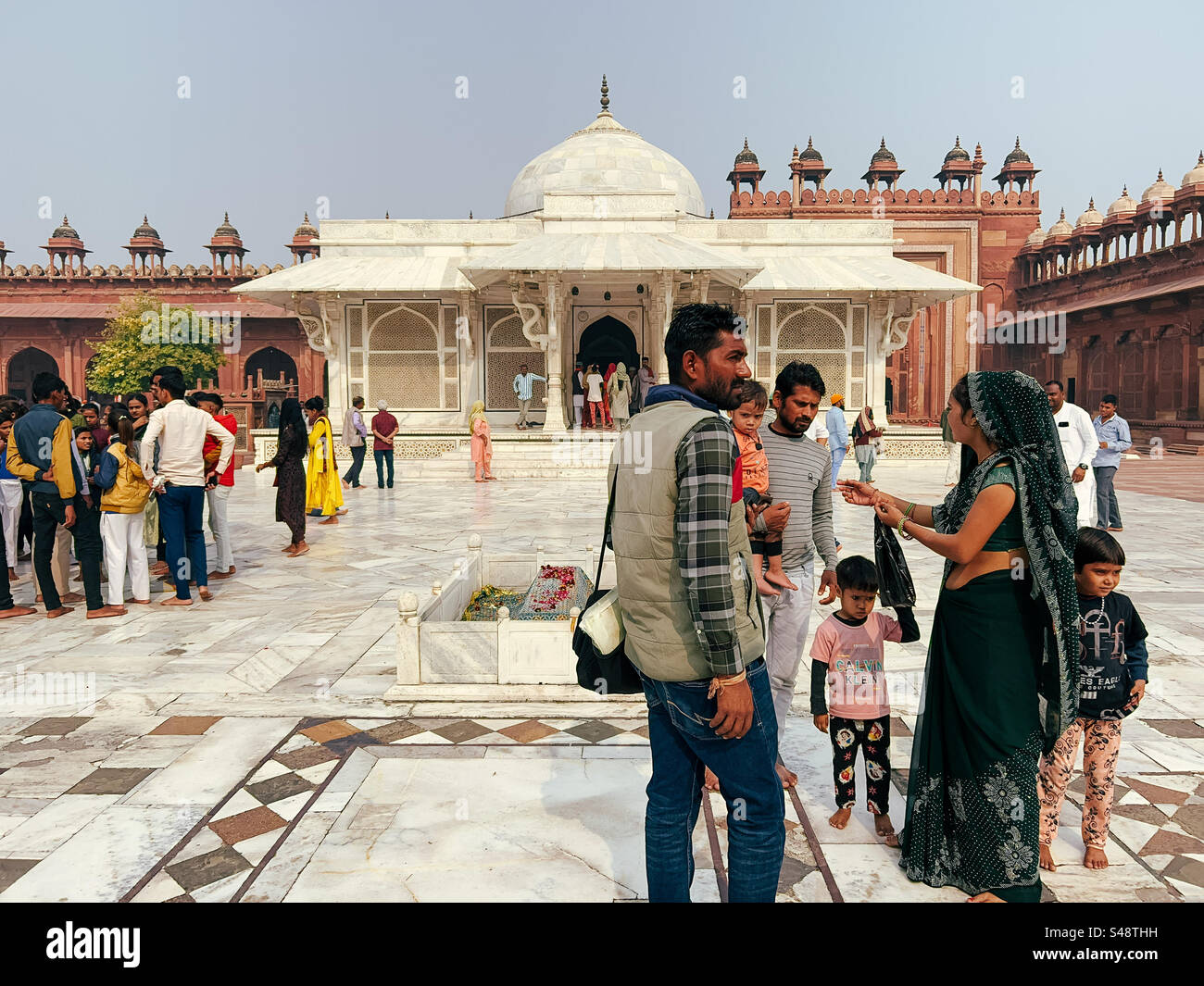 Turisti indiani al santuario Sufi e alla moschea islamica di Fatehpur Sikri in India - Immagine stock catturata con smartphone