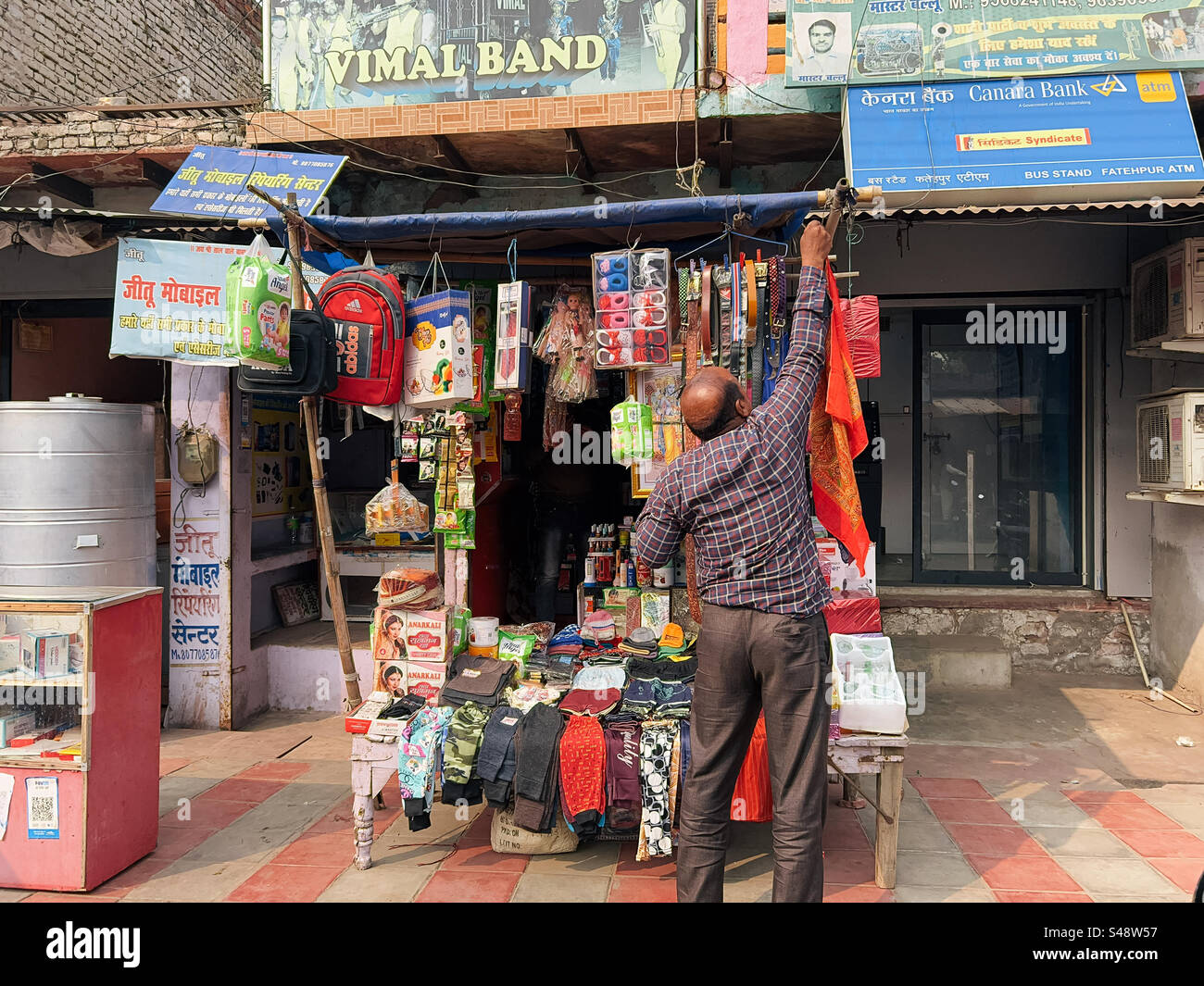 Un negozio lungo una strada in India che vende vestiti, borse e forniture per la casa Foto Stock