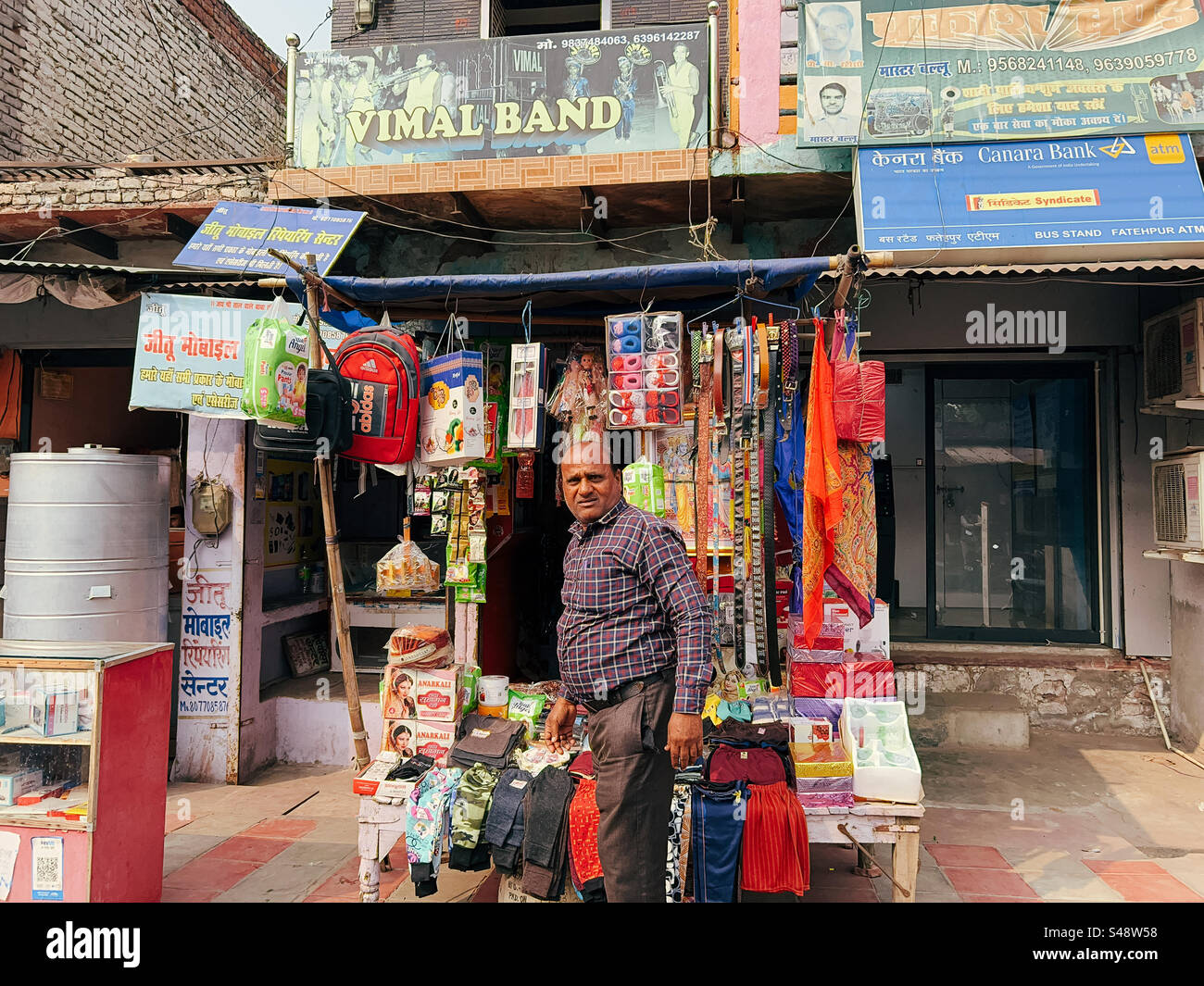 Un negozio lungo una strada in India che vende vestiti, borse e forniture per la casa Foto Stock
