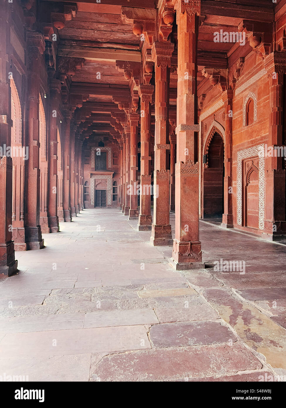 Dettagli architettonici e di design nel palazzo dell'imperatore Moghul Akbar a Fatehpur Sikri nell'Uttar Pradesh, nell'India settentrionale Foto Stock