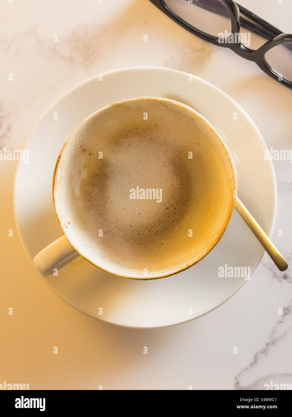 Svuotare la tazza di caffè Cappuccino e lo spettacolo su un tavolo mable - Immagine stock catturata con smartphone