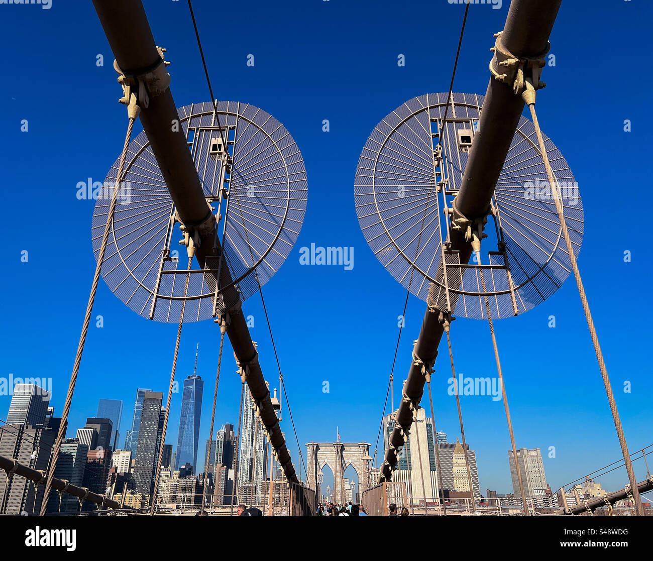 Sorreggi i cavi sul ponte di Brooklyn guardando verso Manhattan Foto Stock