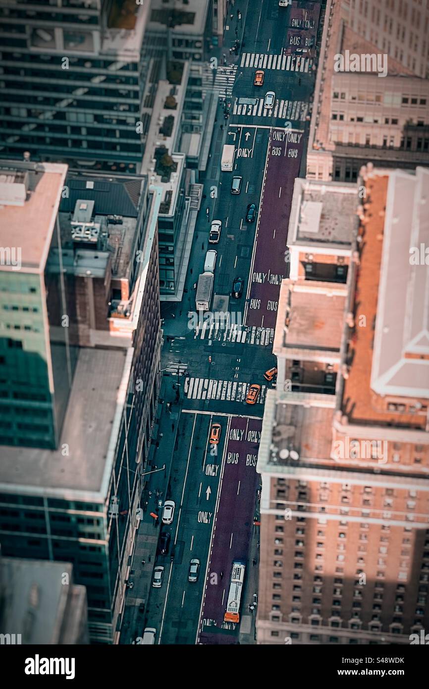 Guardando in basso su New York Street dall'edificio Vanderbilt Summit One - Immagine stock catturata con smartphone