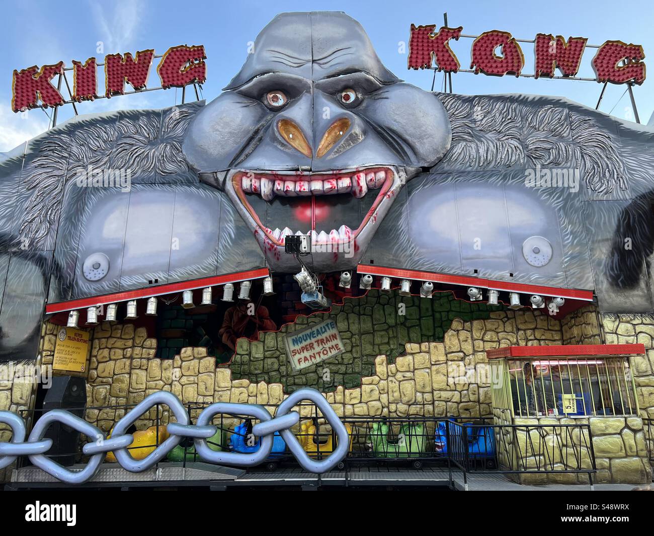 Partita di giostre della fiera di King Kong a Palavas, vicino a Montpellier, Occitanie, Francia - Immagine stock catturata con smartphone