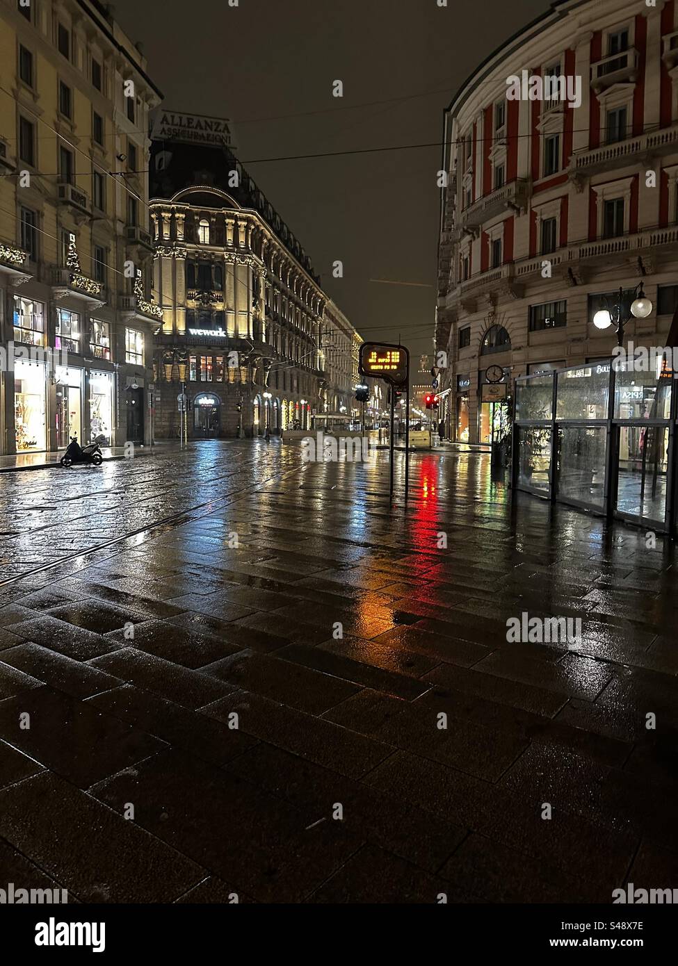 Giornata piovosa a Cordusio, Milano - Immagine stock catturata con smartphone