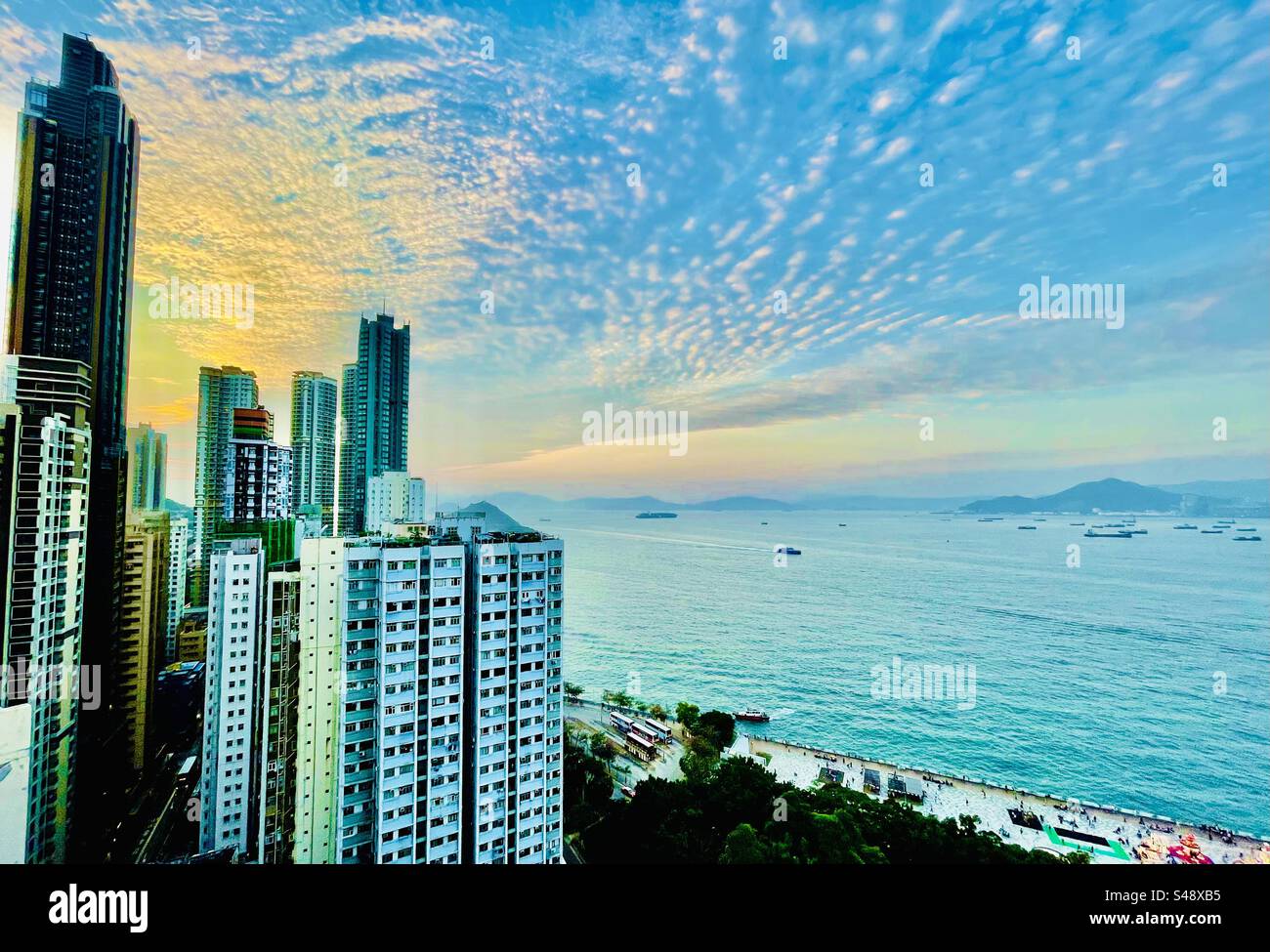 Vista della città Kennedy e del canale West Lamma di Hong Kong. Foto Stock