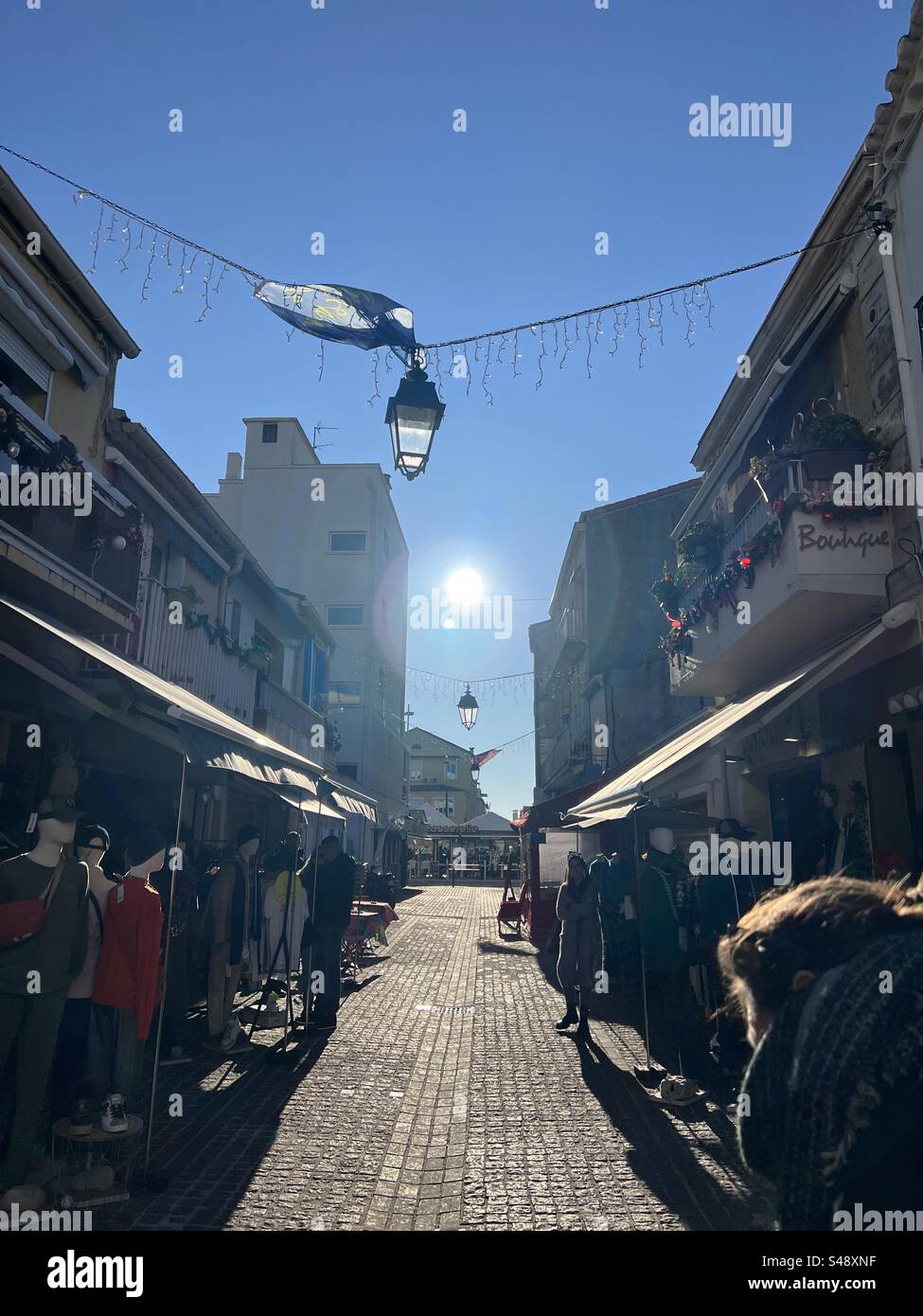 Ampia foto del sole che tramonta su Main Street a Palavas, Occitanie, vicino a Montpellier, Francia Foto Stock