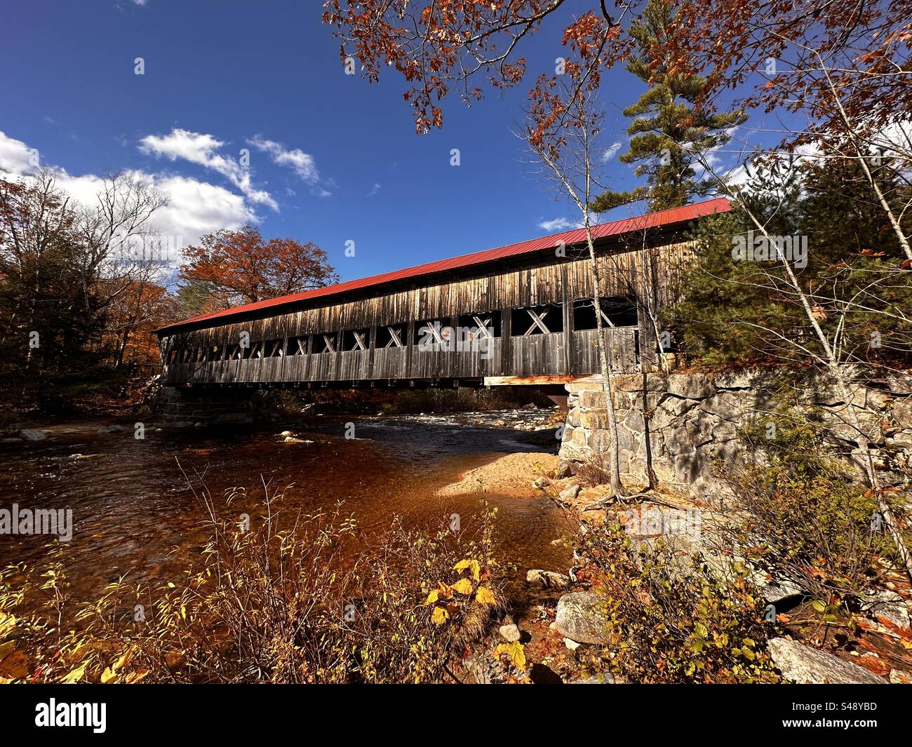 Ponte coperto sul fiume Swift, lungo la Kancamagus Highway. Foto Stock