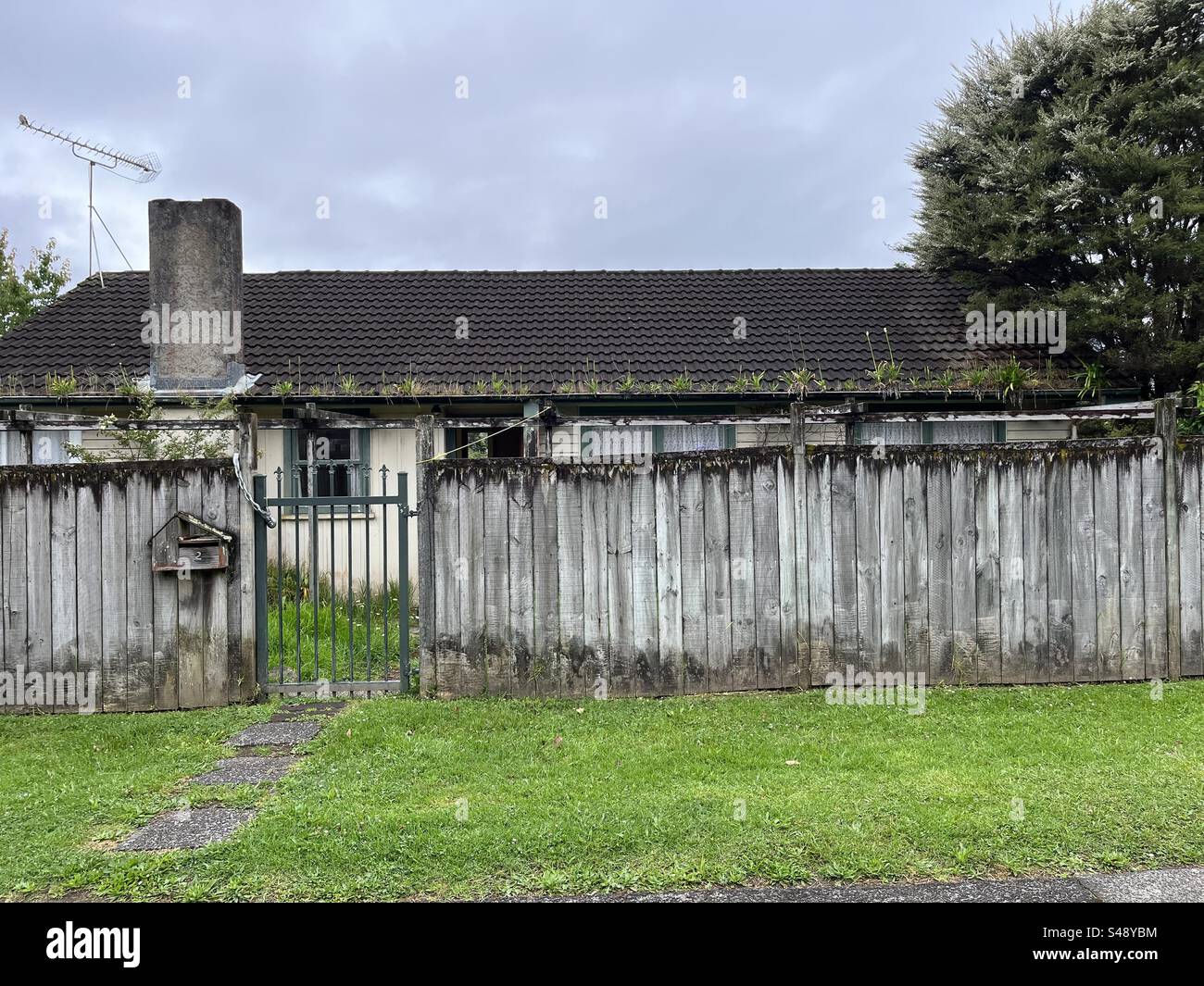 La casa ha bisogno di manutenzione Foto Stock