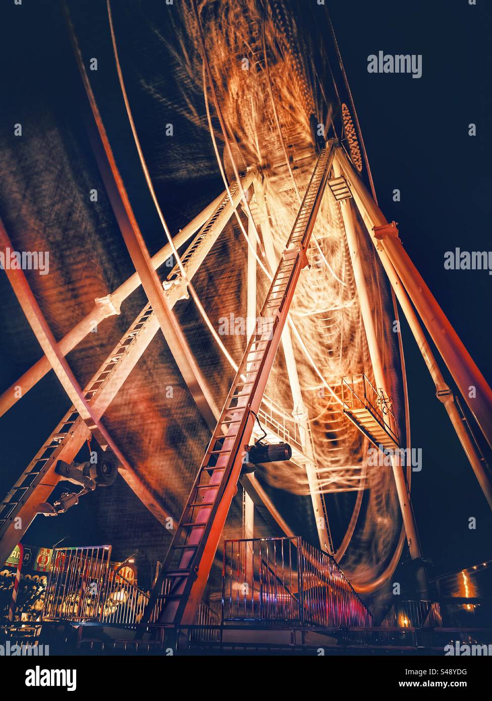 Lunga esposizione della ruota panoramica in movimento a Swansea, Winter Wonderland 2023, Night Time. Foto Stock