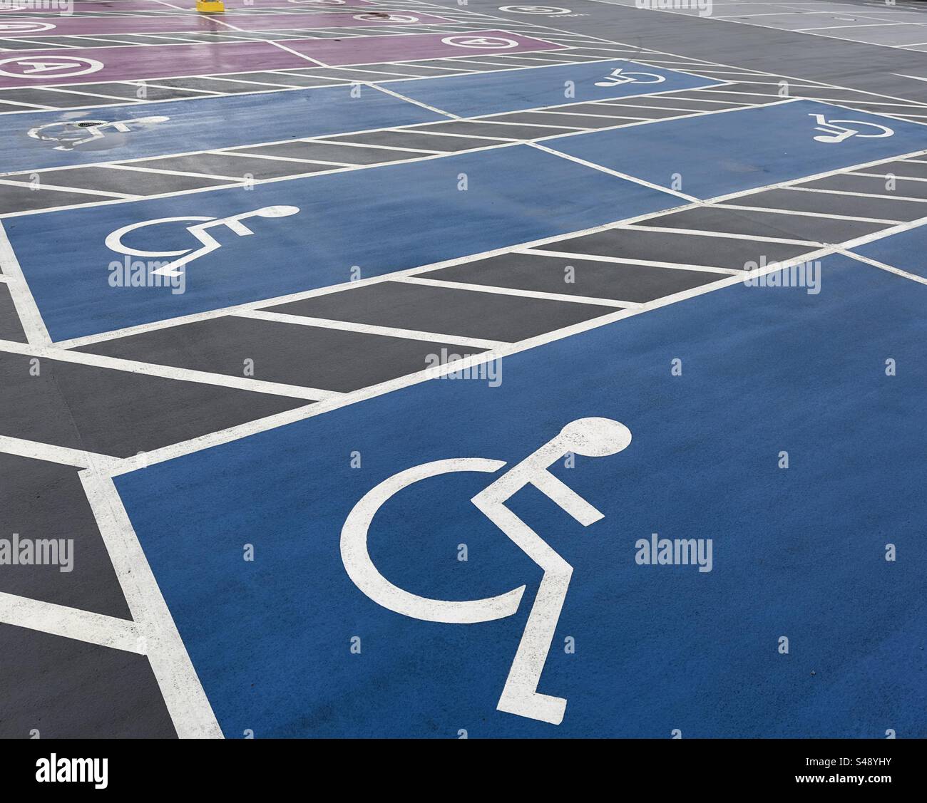 Posti per disabili al piano superiore di un parcheggio Worcester - Immagine stock catturata con smartphone