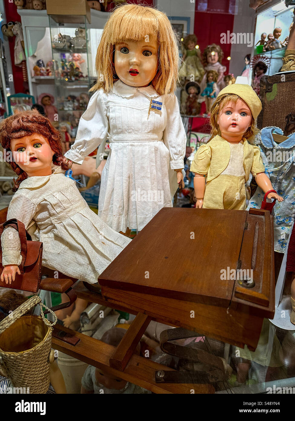 Bambole di porcellana d'epoca in un negozio di antiquariato a Parigi - Immagine stock catturata con smartphone