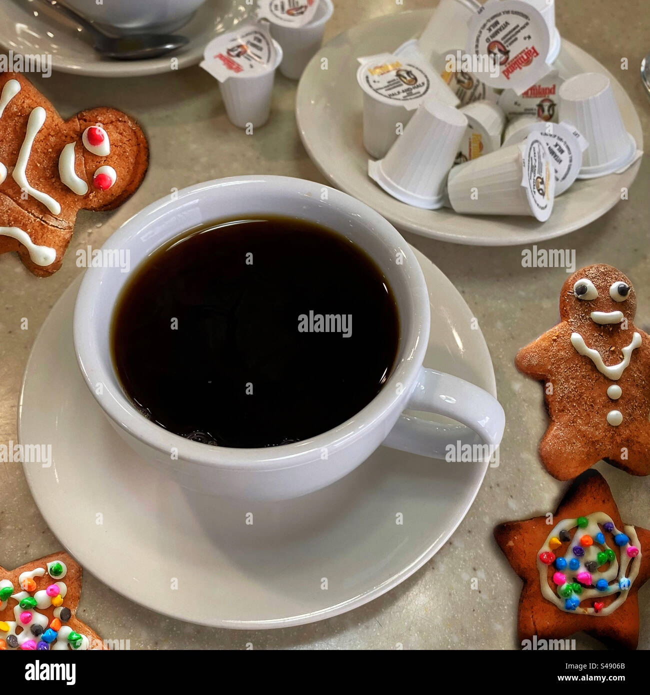 Tazza di caffè nero e biscotti di Natale su un tavolo da pranzo Foto Stock