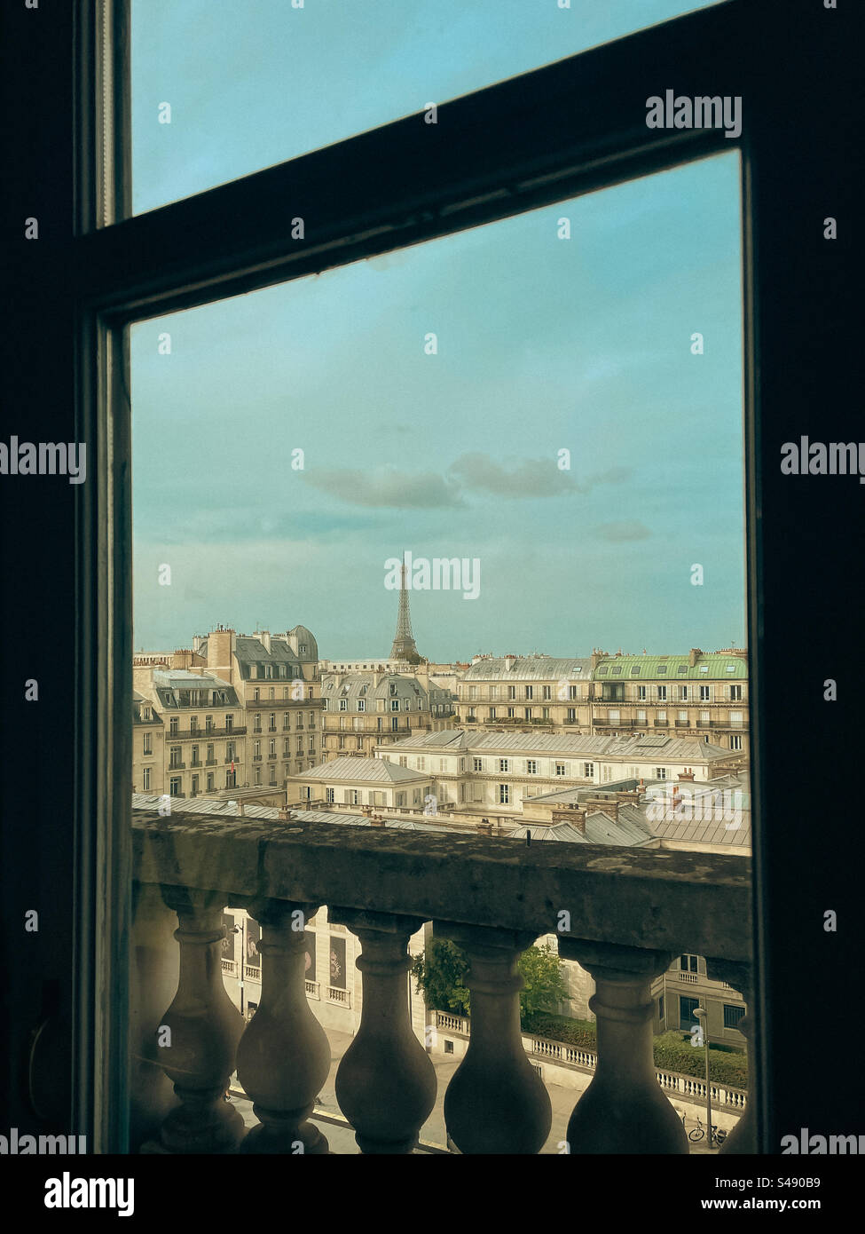 Paesaggio urbano di Parigi dalla finestra - Immagine stock catturata con smartphone