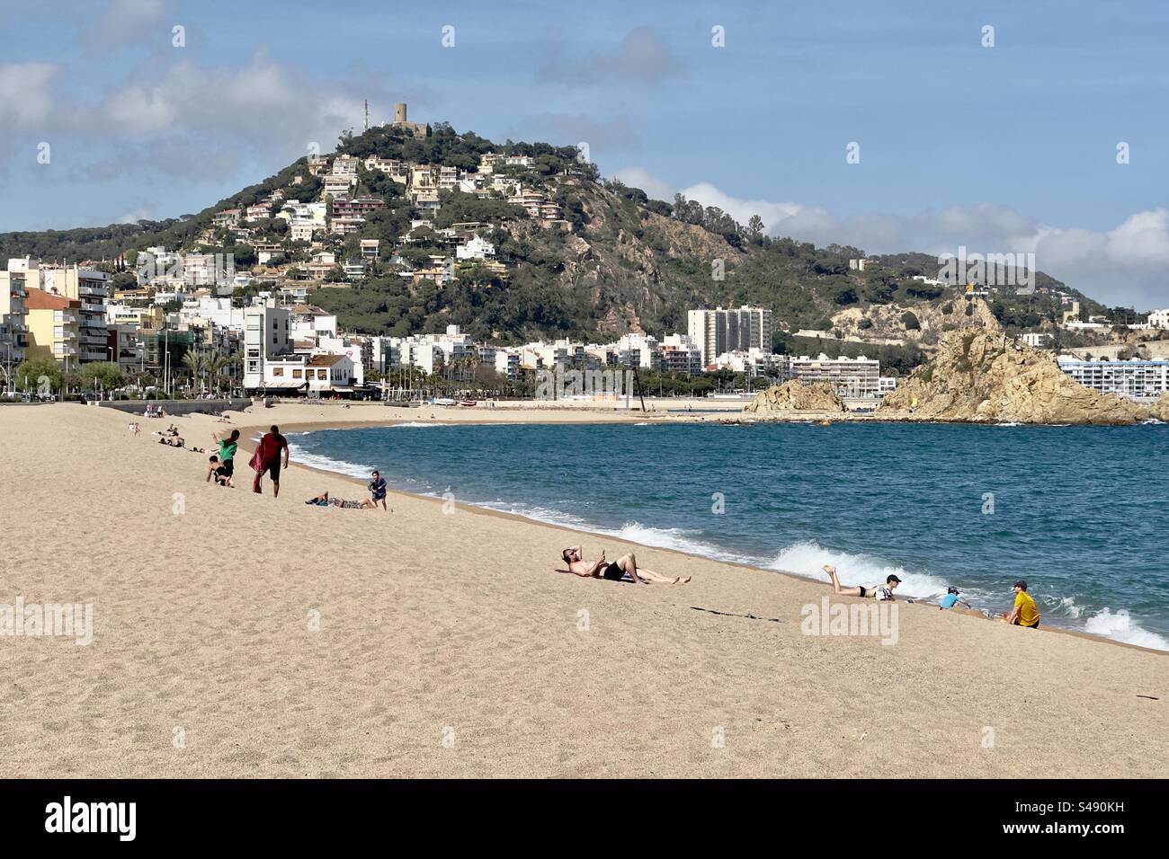 Vista panoramica della spiaggia principale e del centro di Blanes, con la sua famosa collina. - Immagine stock catturata con smartphone
