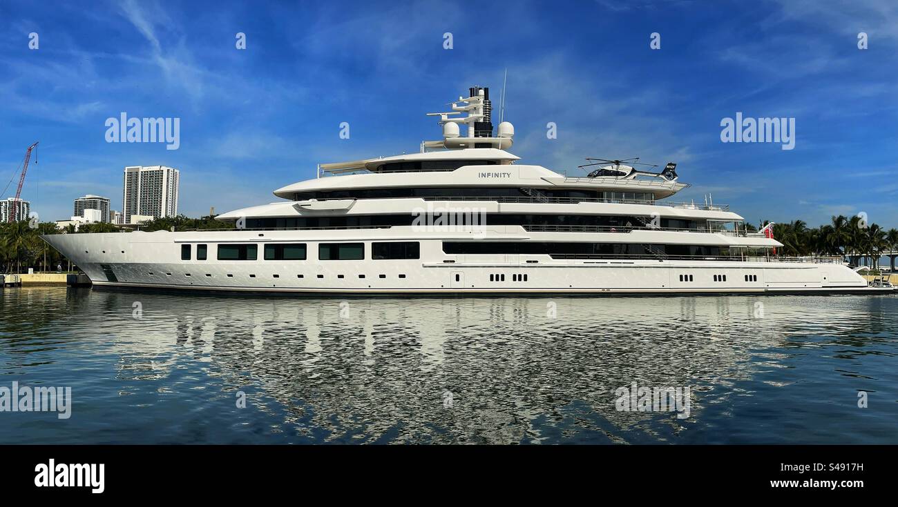 Lussuoso super yacht Infinity ormeggiato a Miami. È di proprietà di Eric Smidt ed è stato costruito da Oceanco nei Paesi Bassi Foto Stock