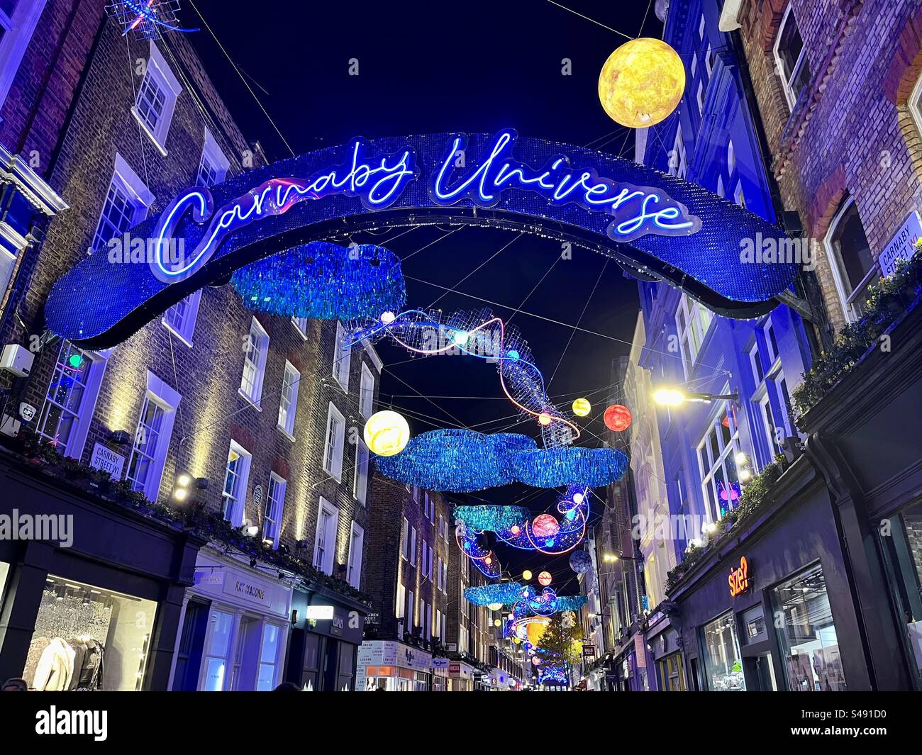 Carnaby Street Christmas Lights 2023 sul tema dell'universo e dello spazio, Londra, Inghilterra, Regno Unito Foto Stock