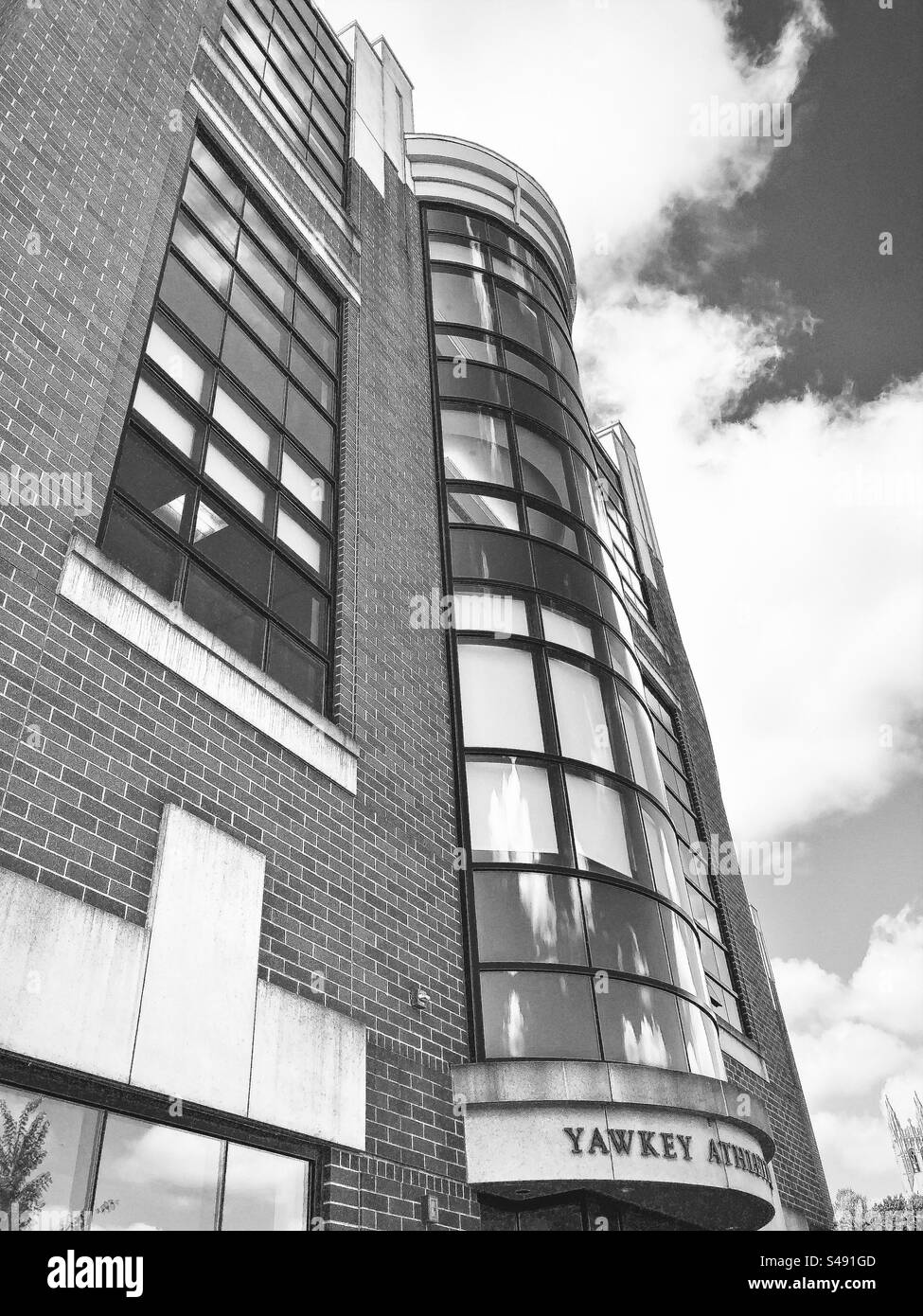 Yawkey Athletics Center nel campus del Boston College a Chestnut Hill, Massachusetts, USA. Filtro bianco e nero. Vista esterna. Foto Stock