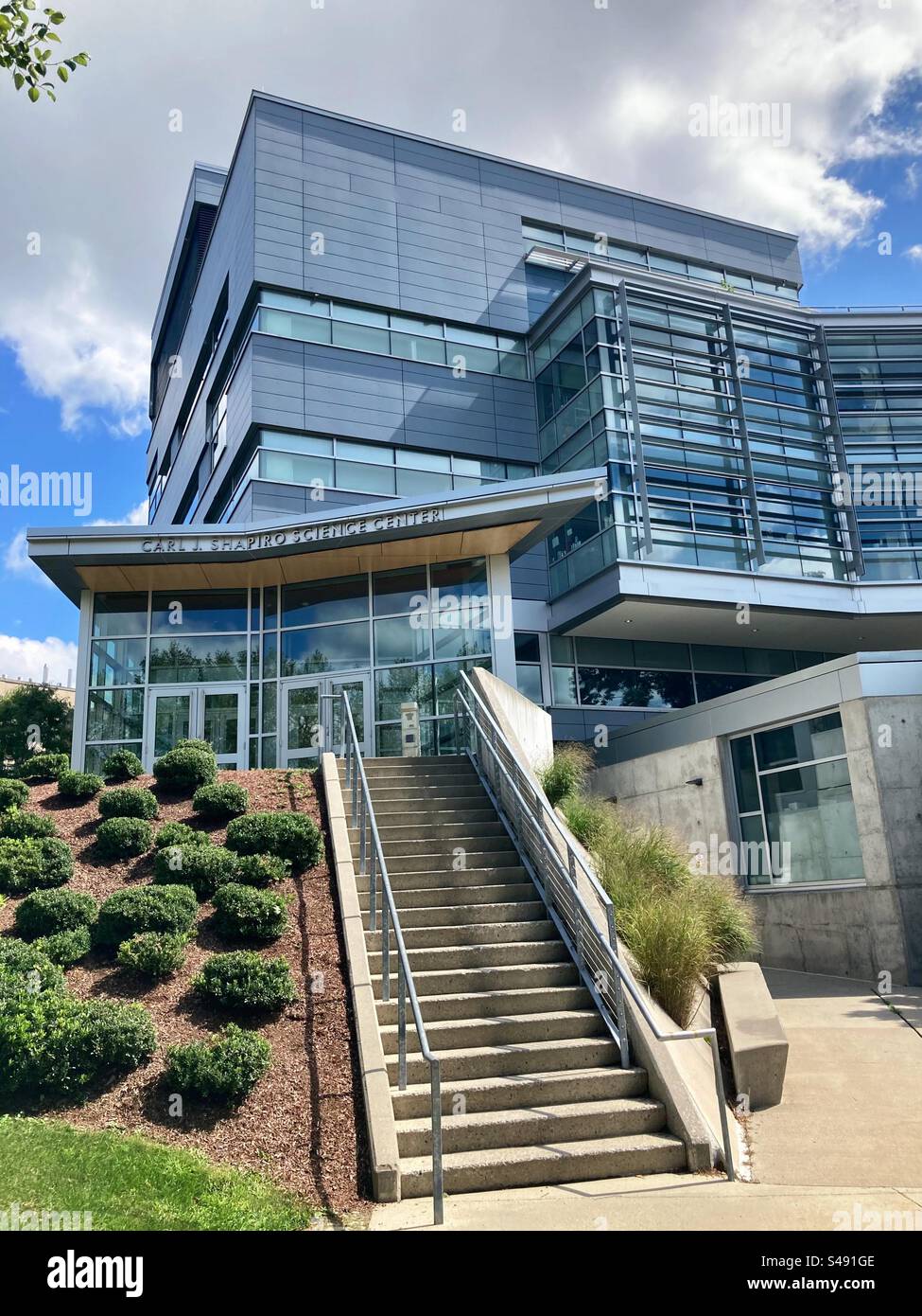 Carl J. Shapiro Science Center nel campus della Brandeis University a Waltham, Massachusetts, USA. Architettura moderna con scale che conducono all'entrata. - Immagine stock catturata con smartphone