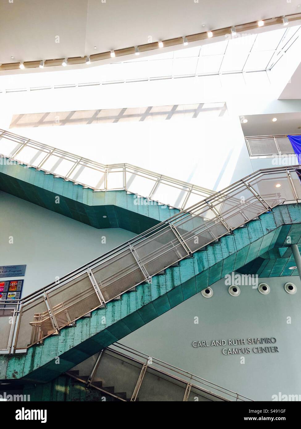 All'interno del Carl and Ruth Shapiro Campus Center. Vista della scalinata e del lucernario. Brandeis University a Waltham, Massachusetts, USA. - Immagine stock catturata con smartphone