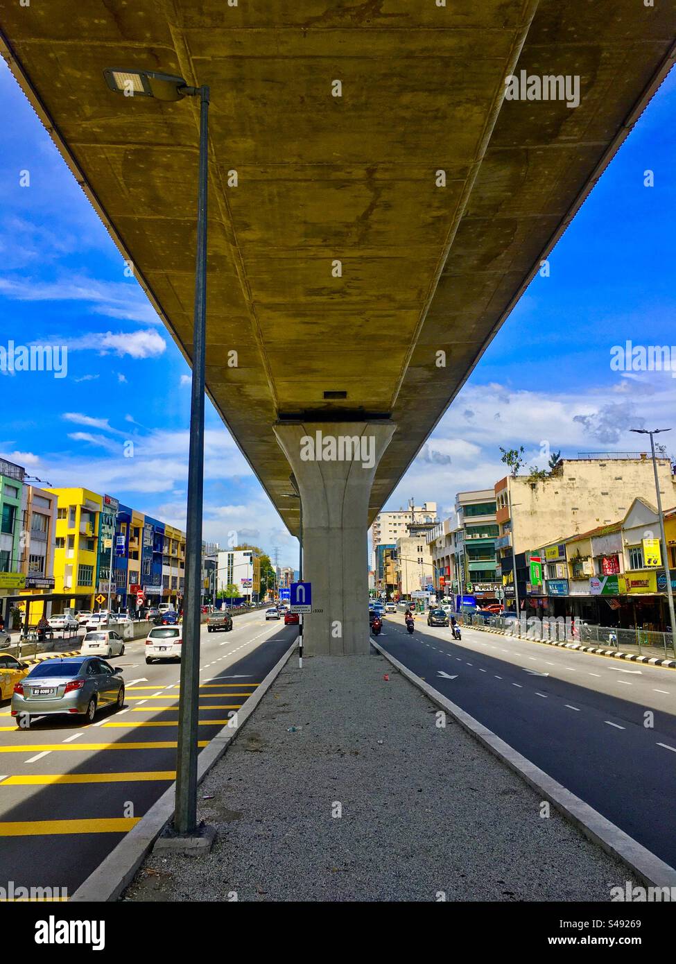 Foto editoriale della ferrovia pendolare scattata in fondo alla strada nel mezzo di Jalan Ipoh l'8 dicembre 2023 a Kuala Lumpur Foto Stock