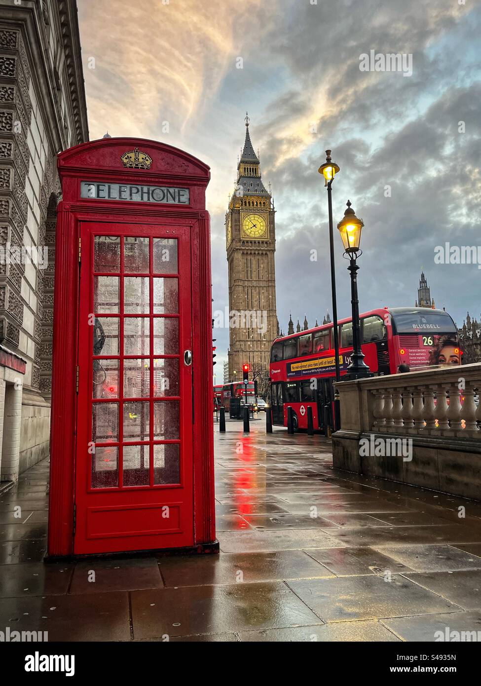 Rosso inglese cabina telefonica Victoria Embankment London Foto stock -  Alamy