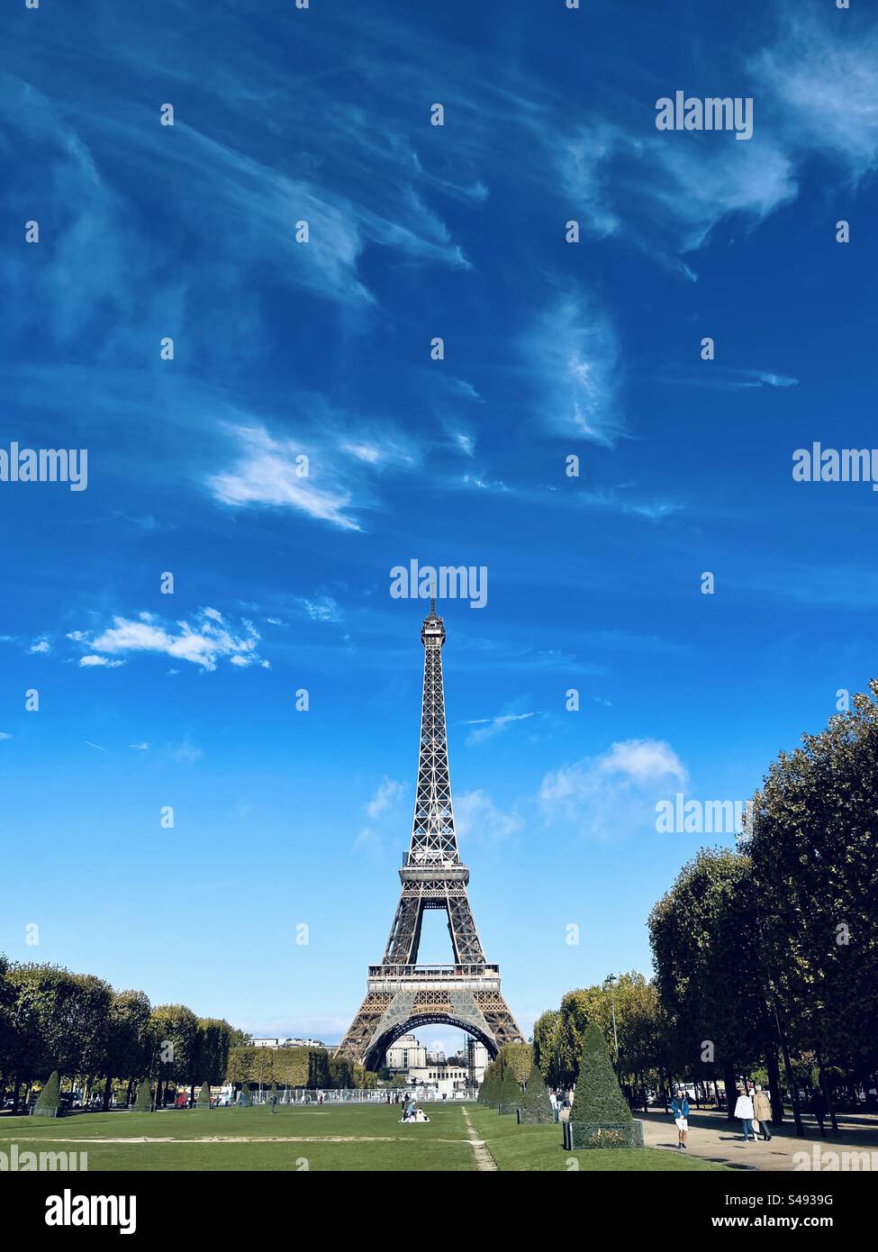 Vista della Torre Eiffel dal Parc du Champ de Mars Foto Stock