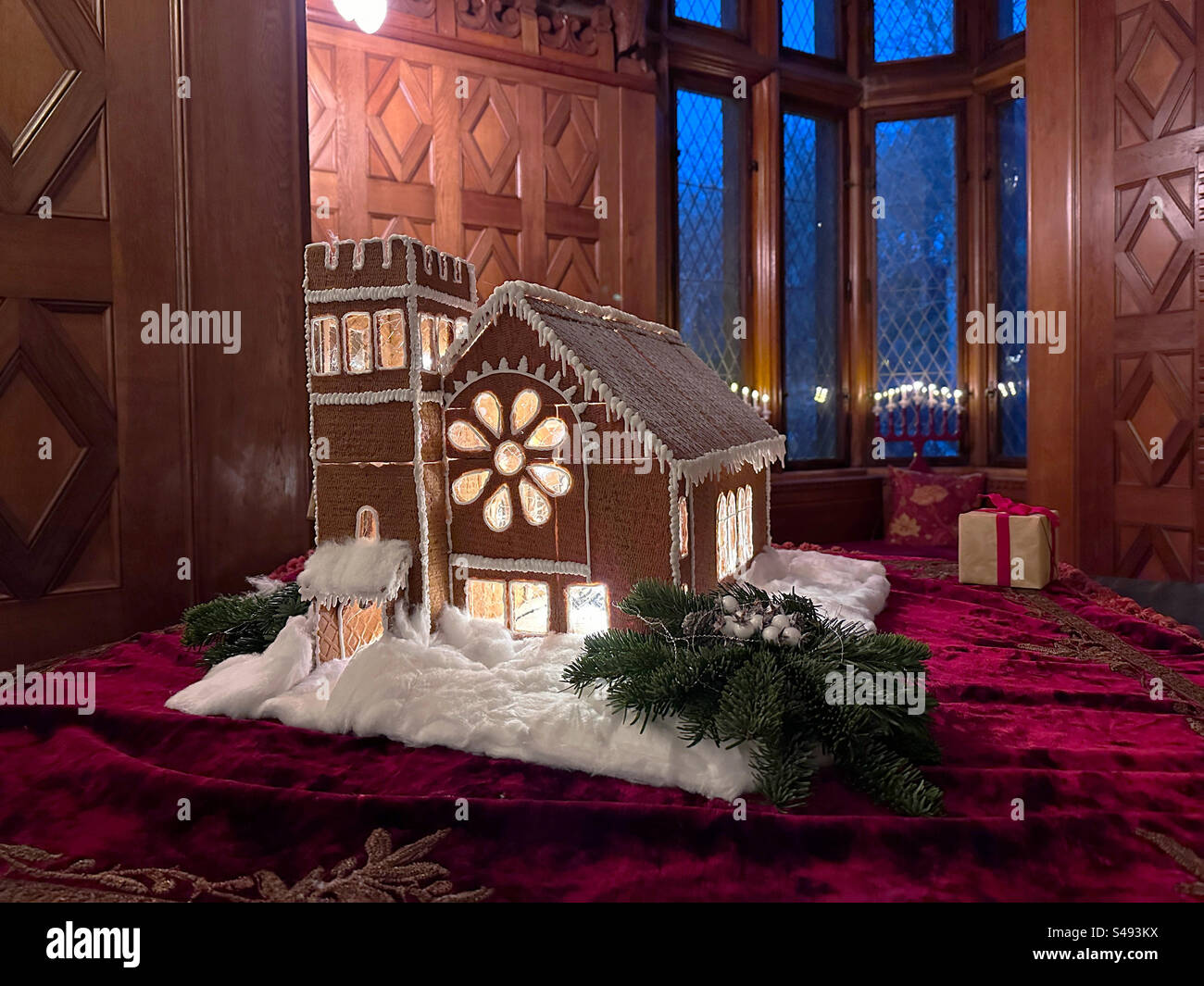 Una chiesa di pan di zenzero a Tjolöholms Slott, un castello a Halland in Svezia a Natale. Foto Stock