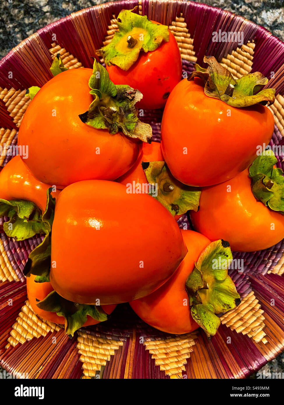 Cestino con cachi maturi - Immagine stock catturata con smartphone