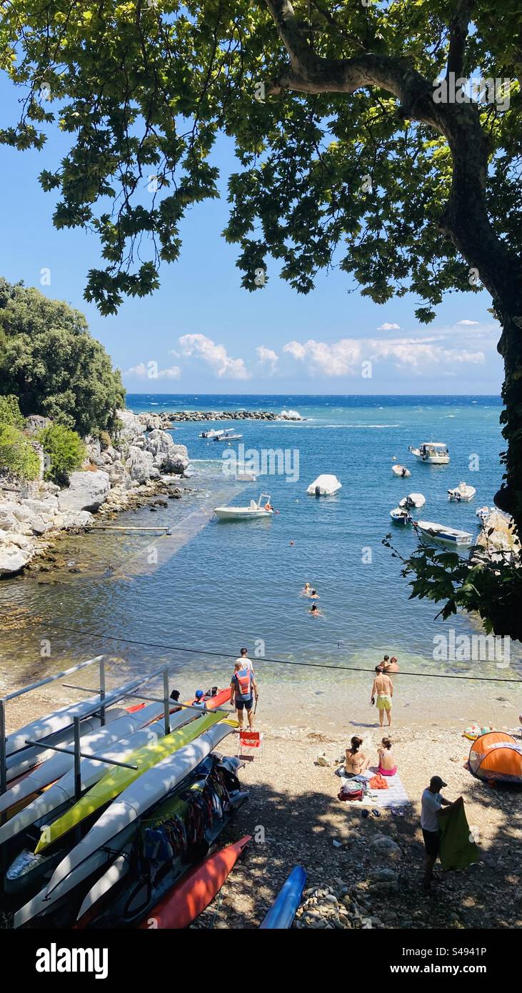 Sport acquatici sulla spiaggia di Damouchari sul monte Pilio in Grecia Foto Stock
