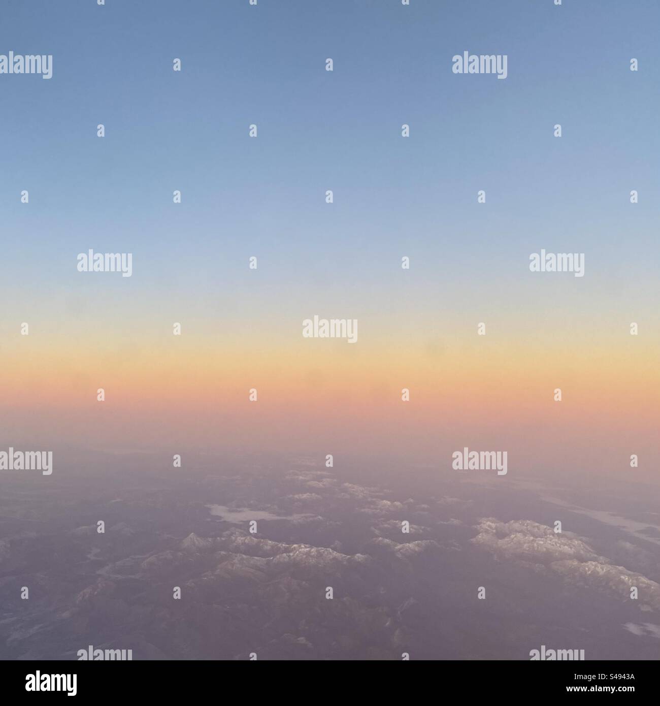 Una foto del cielo durante un'alba. Foto Stock