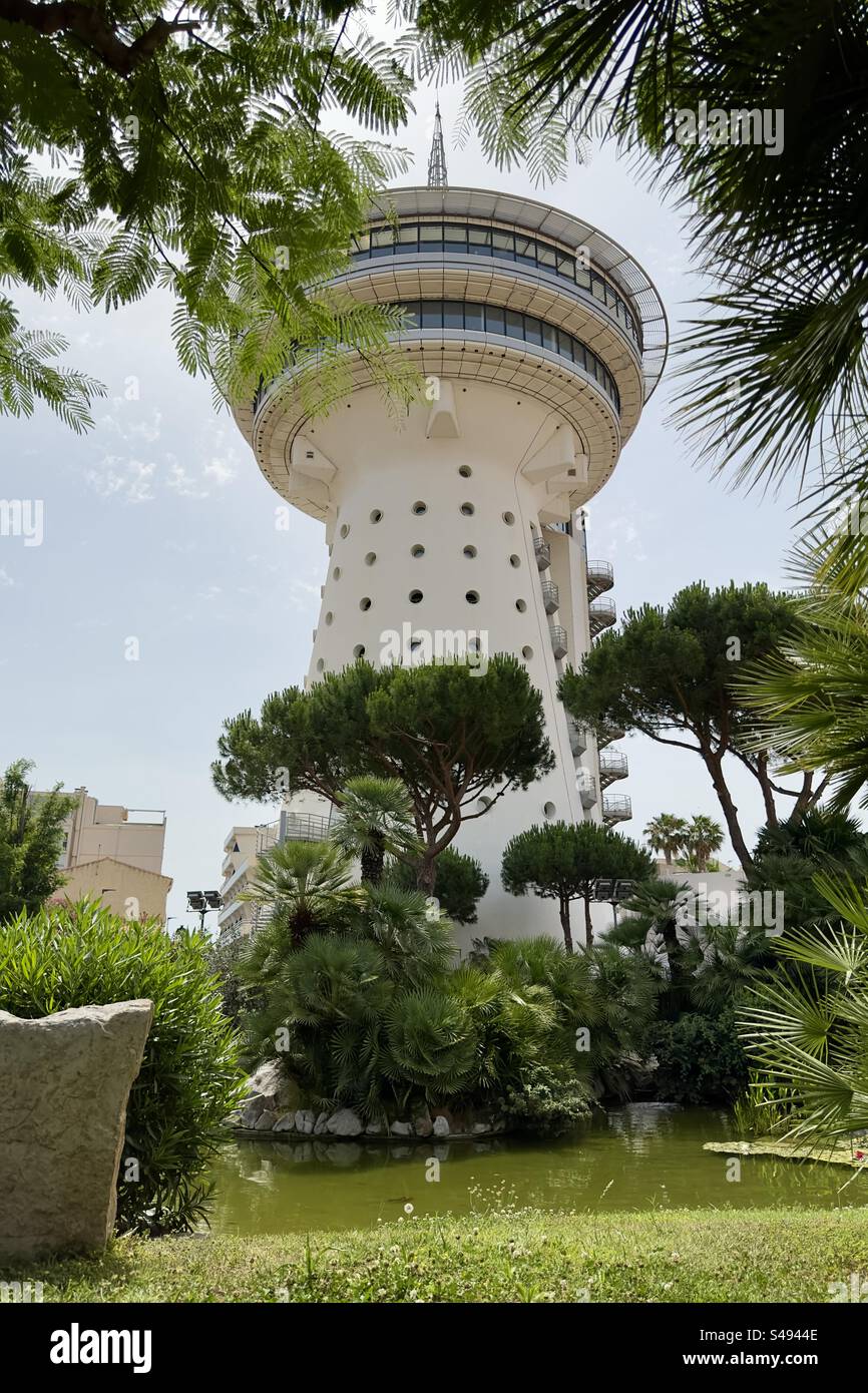 Foto del paesaggio verticale del Tour de la Méditerranée, visto dal bellissimo parco pubblico di Palavas, Occitanie, Francia Foto Stock