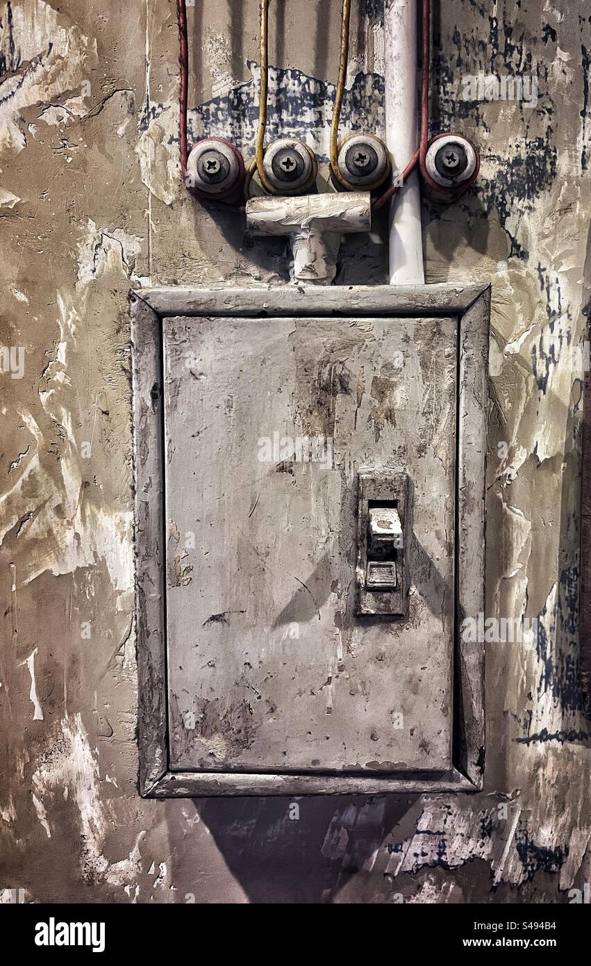 Una vecchia scatola per cavi e interruttori automatici d'epoca. - Immagine stock catturata con smartphone