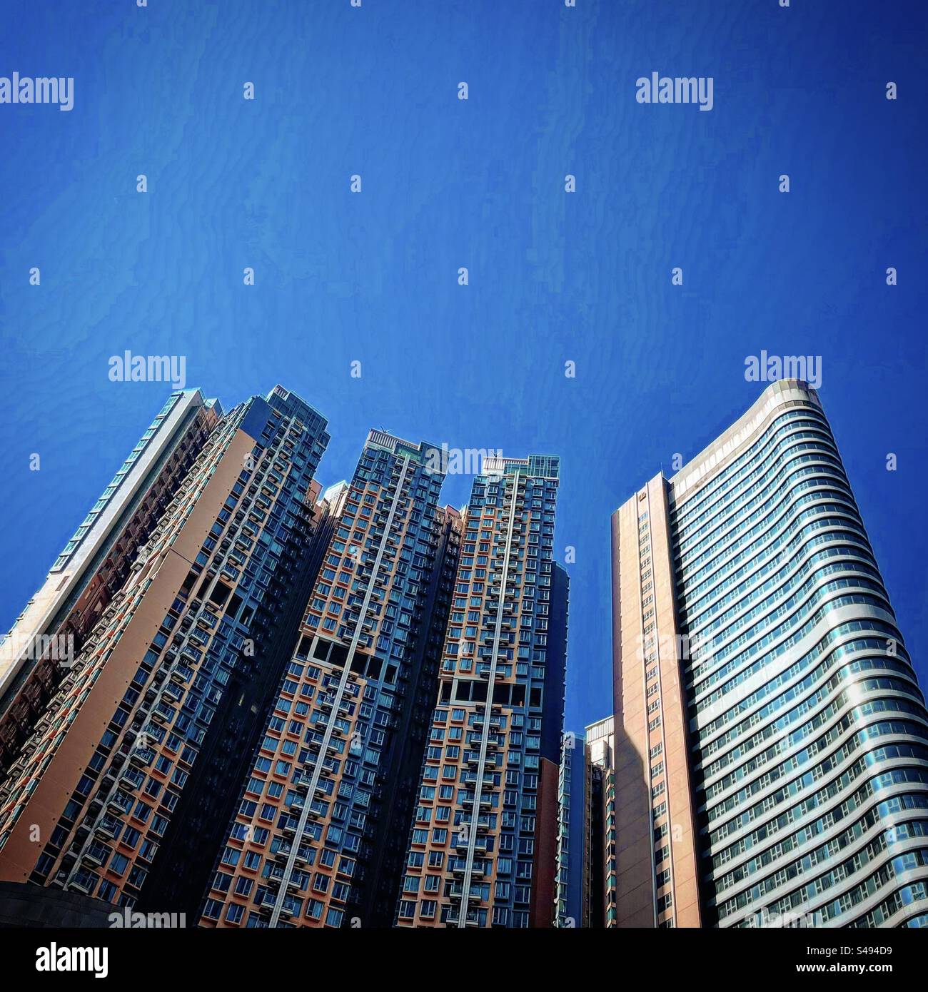 Architettura edilizia condominio edifici complessi torri in hong kong asia per le persone in cui vivere o investire in immobili - Immagine stock catturata con smartphone