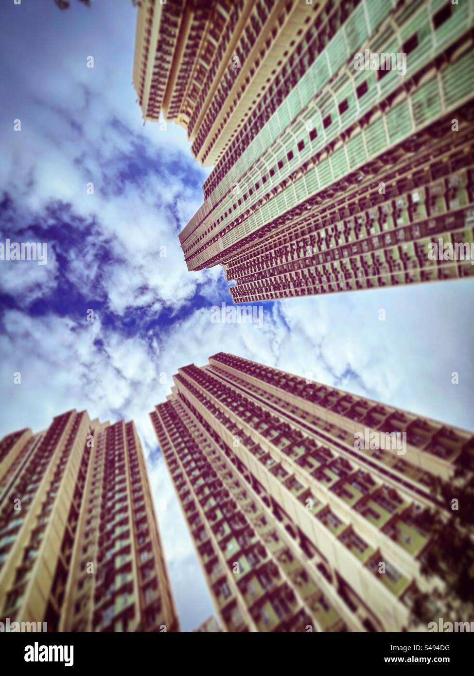 Prospettiva da sotto la vista di un complesso di torri con appartamenti comunali ad hong kong asia - Immagine stock catturata con smartphone