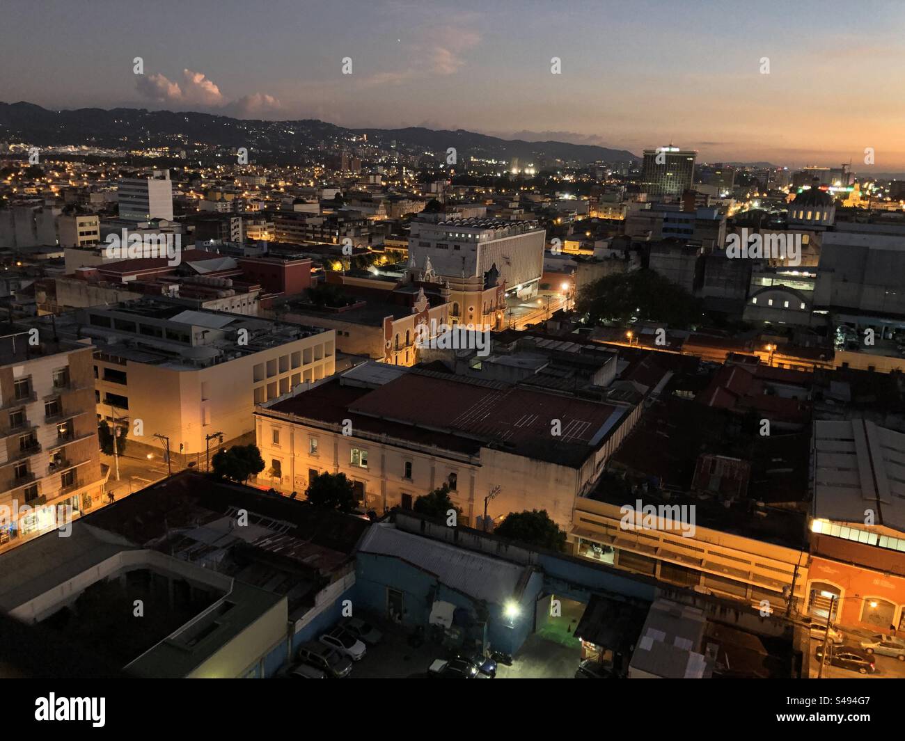 Vista del quartiere storico di città del Guatemala da un patio sul tetto di notte. - Immagine stock catturata con smartphone