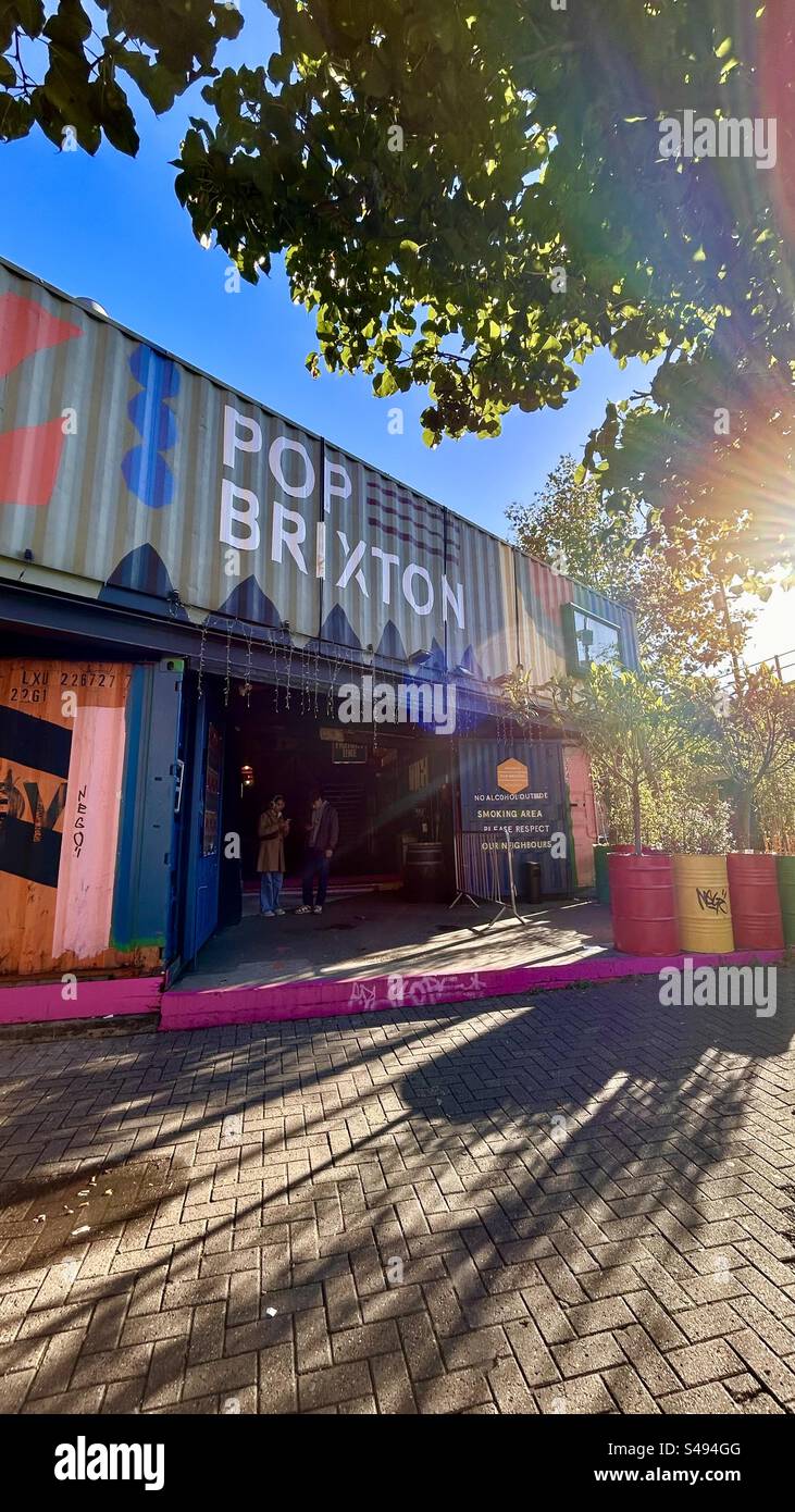Pop Brixton è uno spazio con commercianti di cibo e bar, fulcro degli eventi e dell'impatto sociale. Creato da terreni precedentemente in disuso. Foto Stock