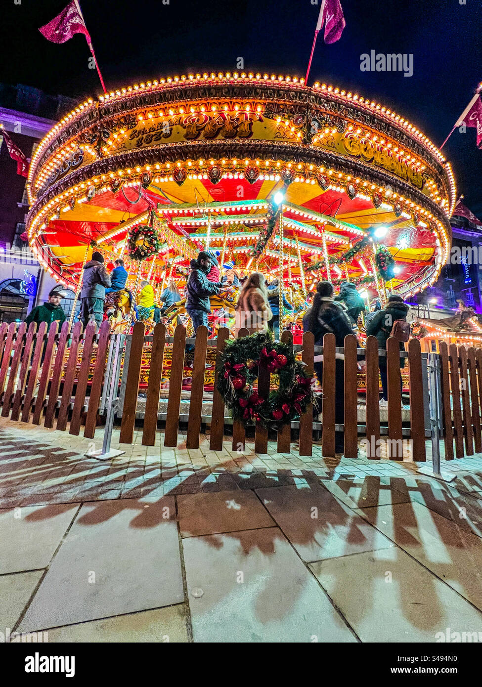 Buon divertimento di sera al mercatino di Natale nel centro di Leeds Foto Stock
