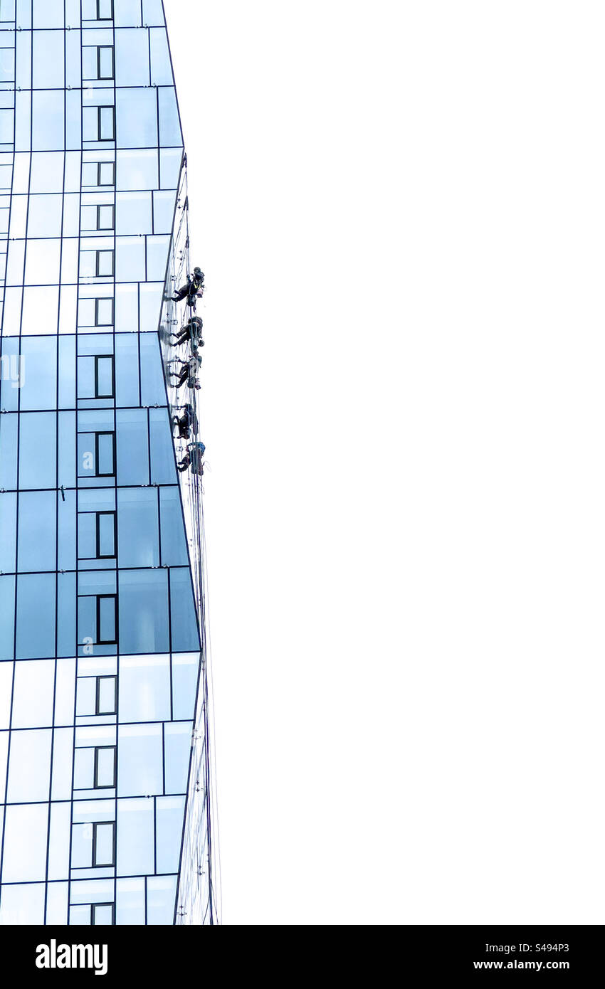 Lavavetri collegati a un'alta torre commerciale Foto Stock