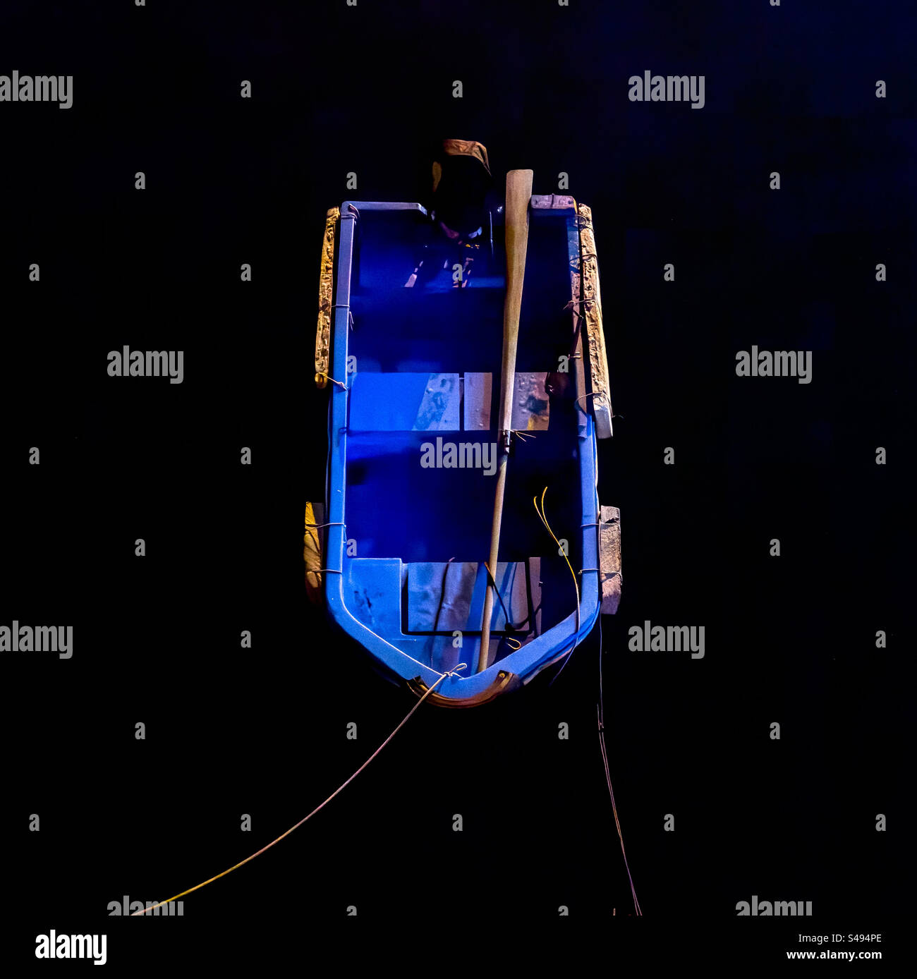 Piccola barca da pesca in legno ormeggiata nel villaggio di pescatori di Sai Kung a Hong Kong - Immagine stock catturata con smartphone Piccola barca da pesca in legno ormeggiata nel villaggio di pescatori di Sai Kung a Hong Kong - Immagine stock catturata con smartphone