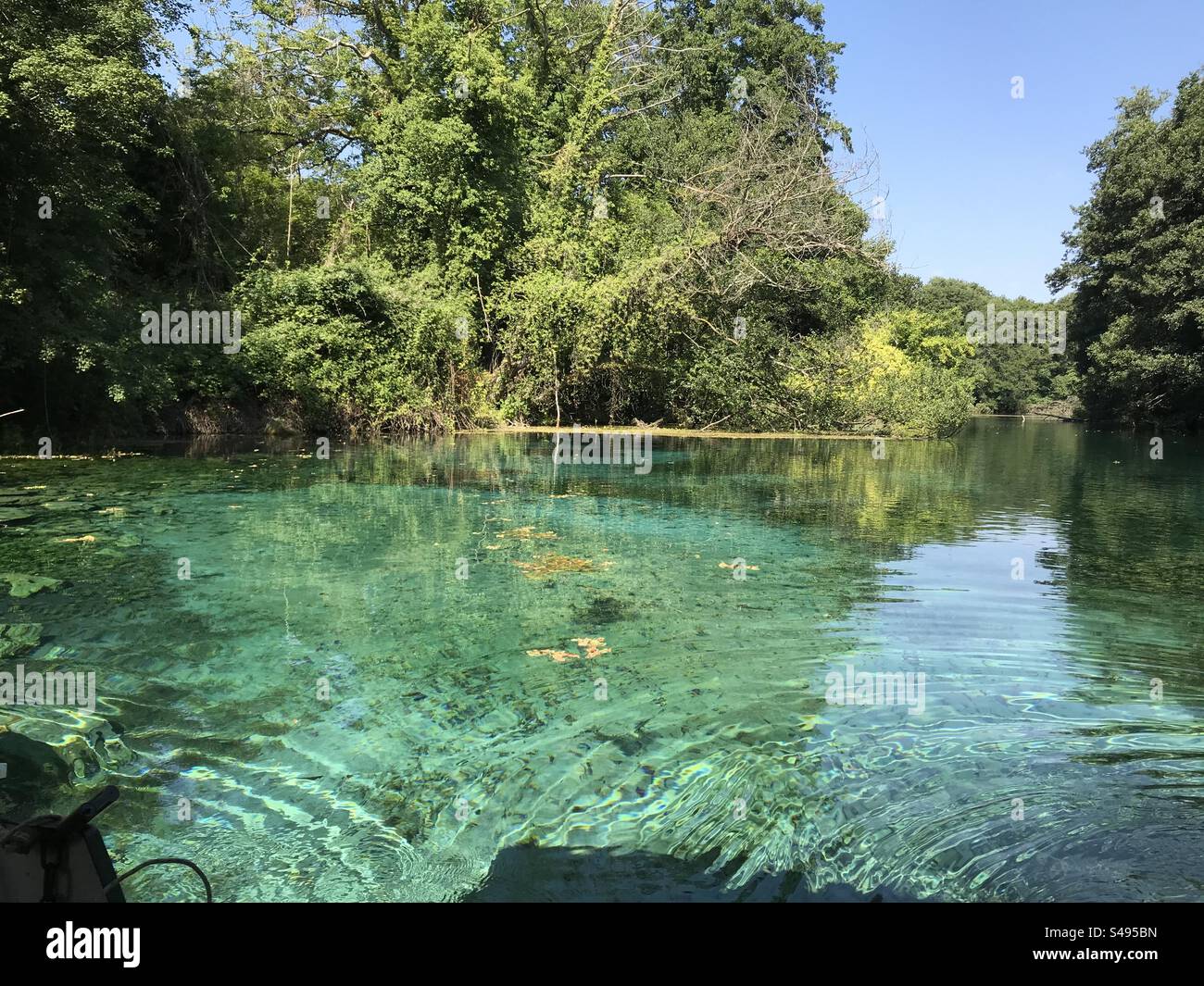 Questa è la fonte del lago naturale. Foto Stock