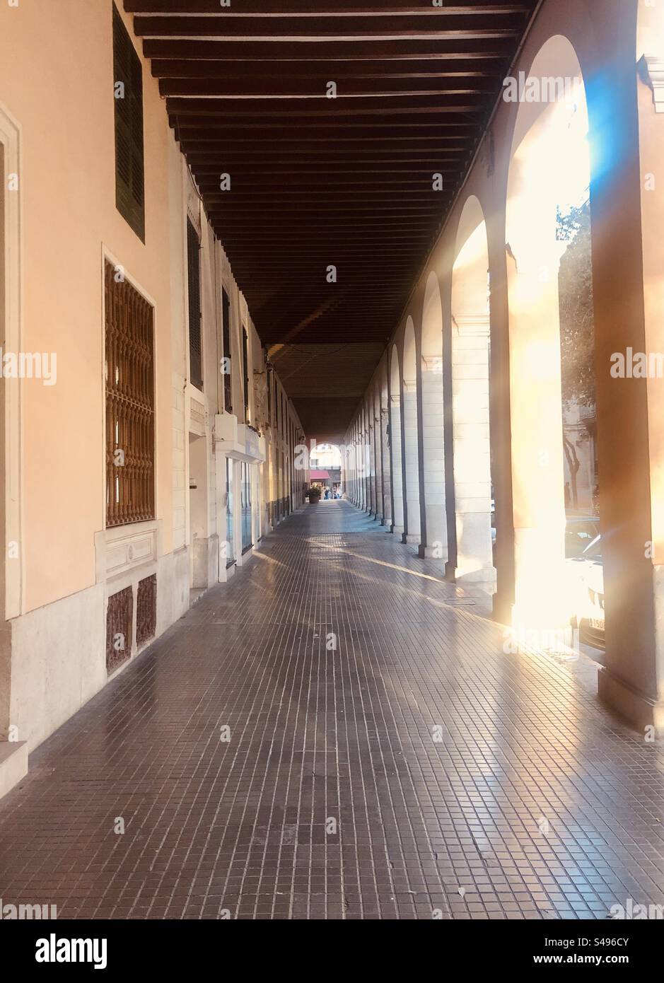 vista della strada della galleria degli archi in punto finale diagonale Foto Stock