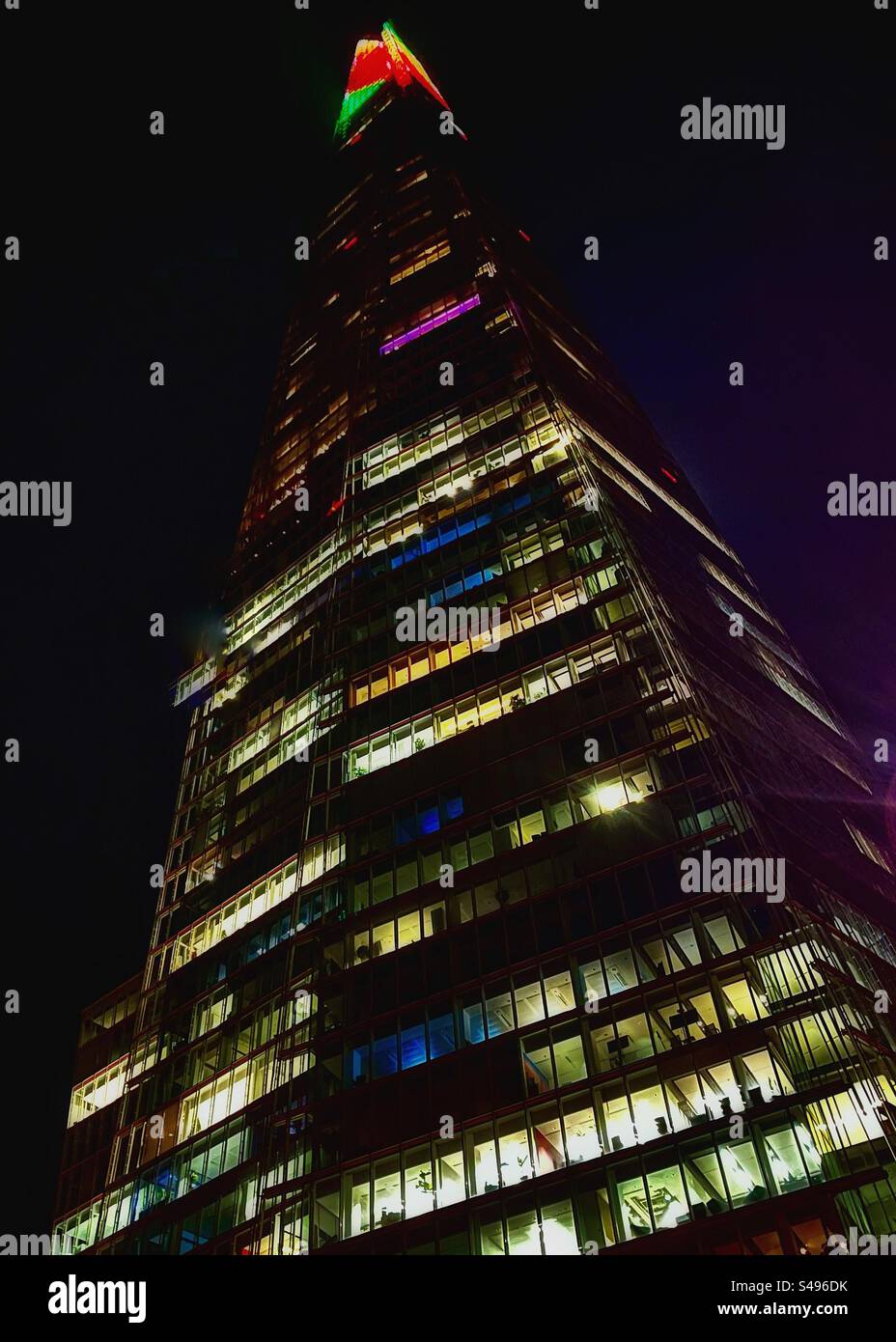 Lo Shard visto di notte dalla stazione di London Bridge - da vicino. Le luci colorate all'apice. Stile architettonico e design moderno. - Immagine stock catturata con smartphone