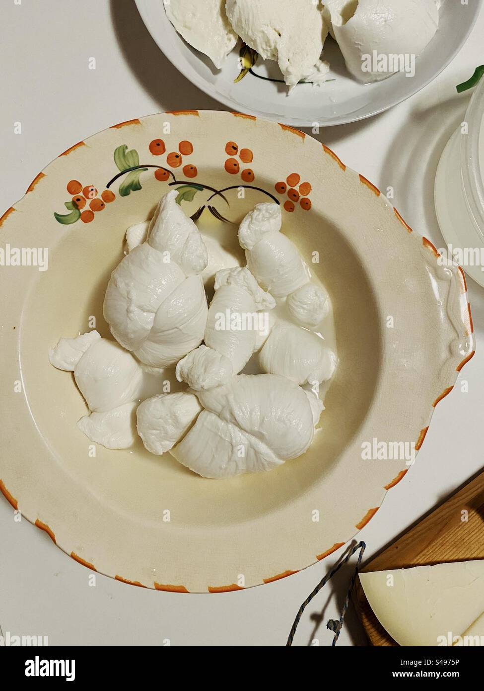 Mozzarella fatta in casa e altri formaggi, Italia meridionale. - Immagine stock catturata con smartphone