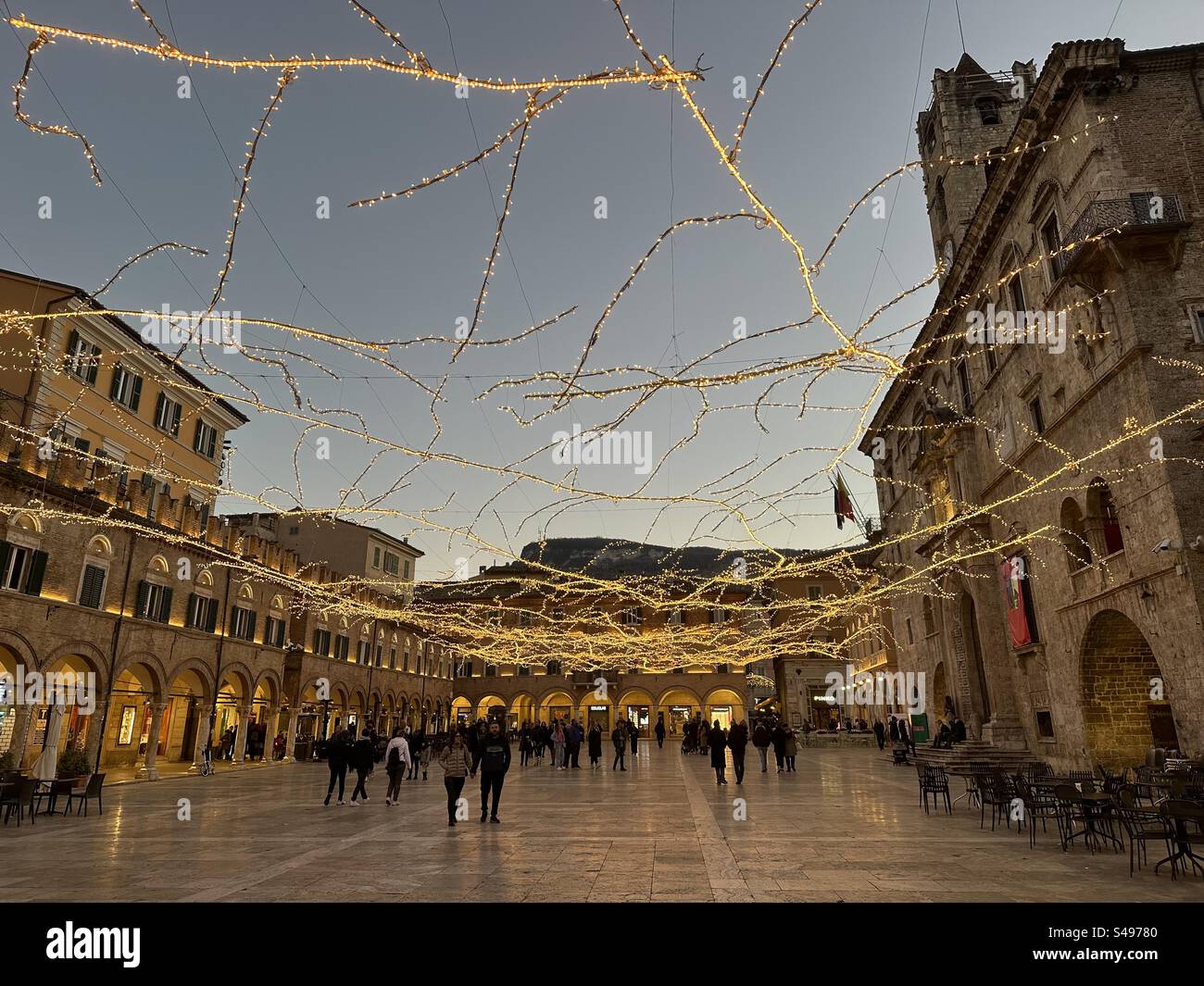 Decorazioni natalizie, Piazza del popolo, Ascoli Piceno, Marche, Italia Foto Stock