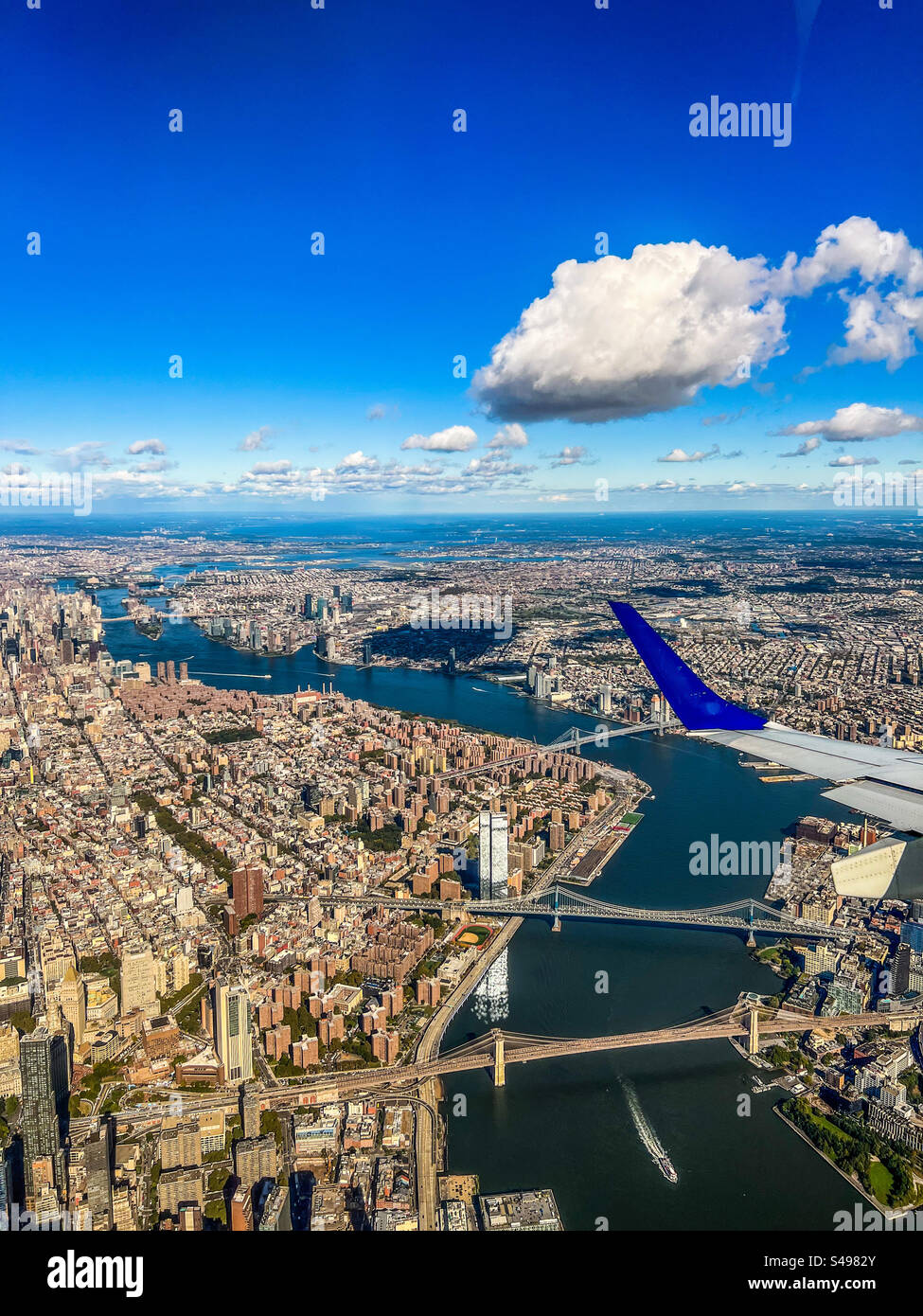 New York City vista da un aereo il 16 ottobre 2023. - Immagine stock catturata con smartphone