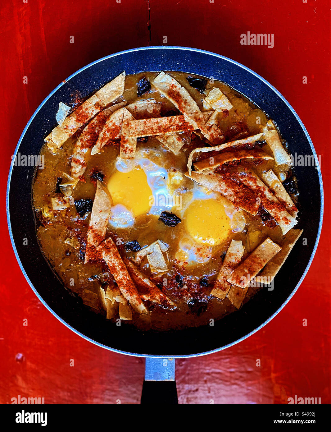 Peperoncino piccante rosso con uova fritte a Queretaro, Messico Foto Stock