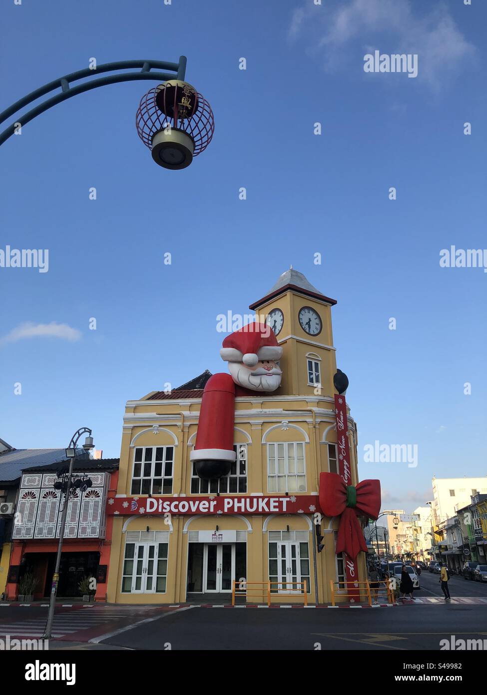 Il punto di riferimento della città vecchia di Phuket per le stagioni di Natale e Capodanno con Babbo Natale e un grande nastro rosso per il check-in di Capodanno a Phuket, Thailandia. Foto Stock