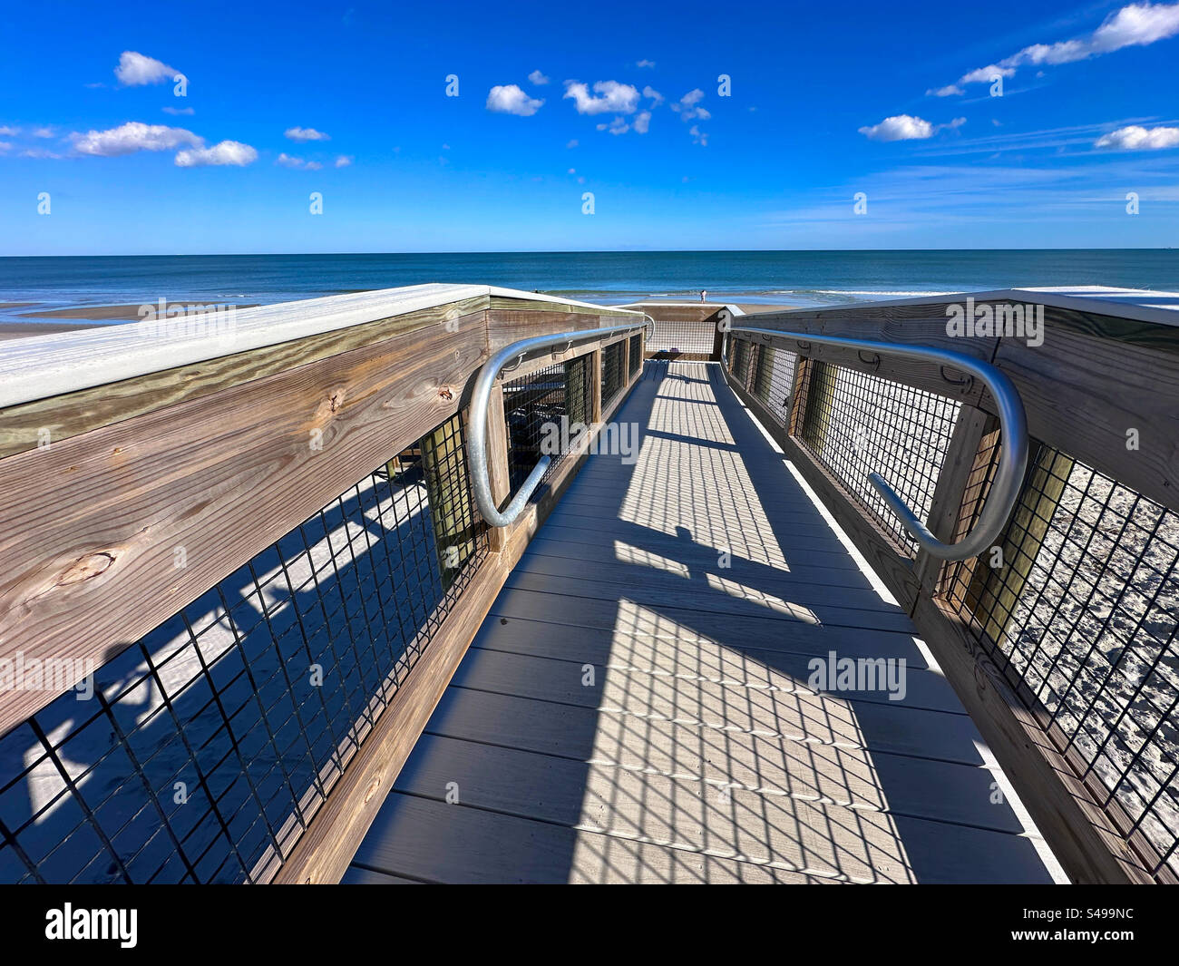 Passaggio pedonale per la spiaggia alla 34th Ave. S., Jacksonville Beach, Florida, USA. - Immagine stock catturata con smartphone